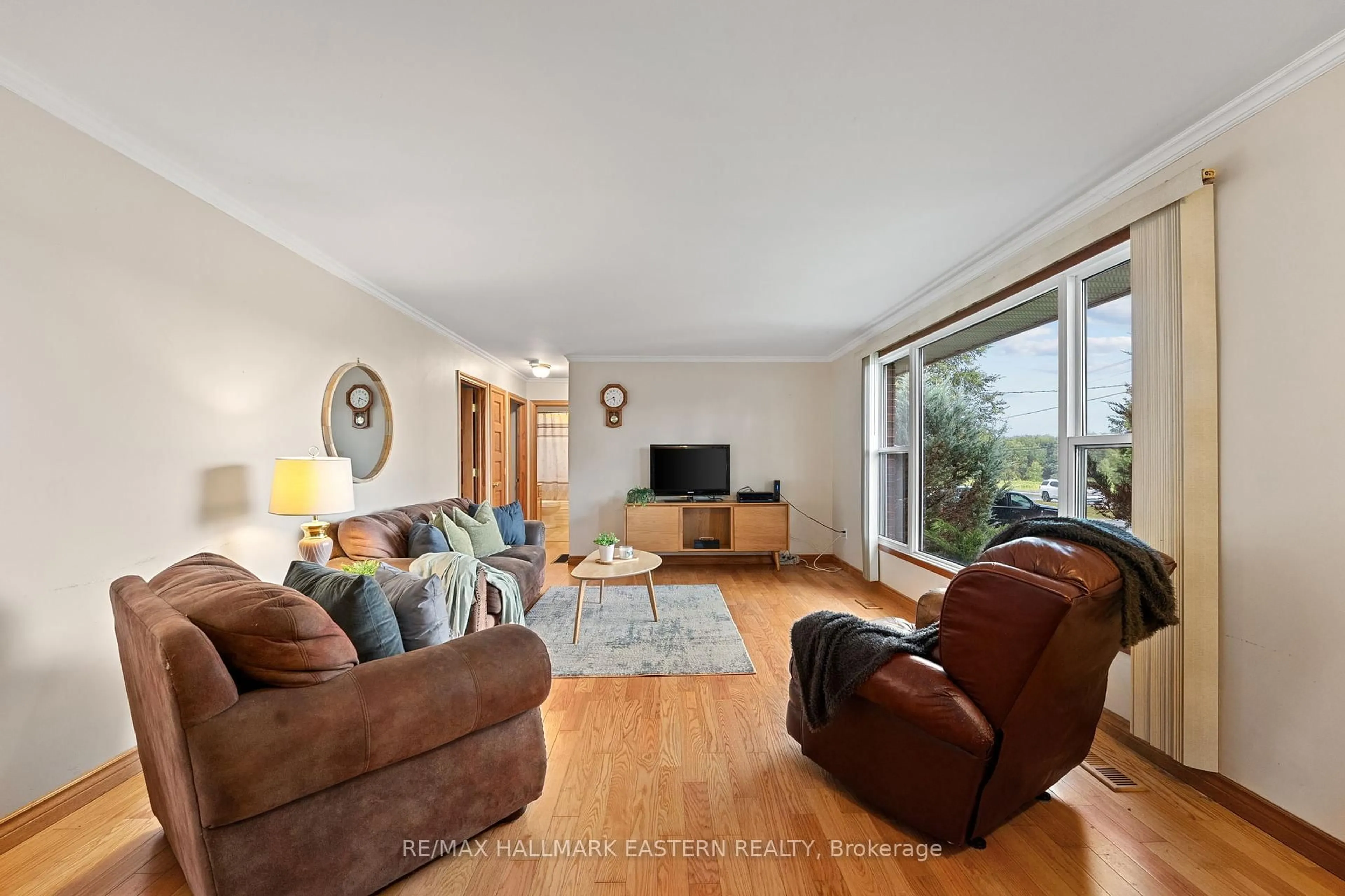 Living room with furniture, unknown for 1436 Yankee Line, Selwyn Ontario K0L 1T0