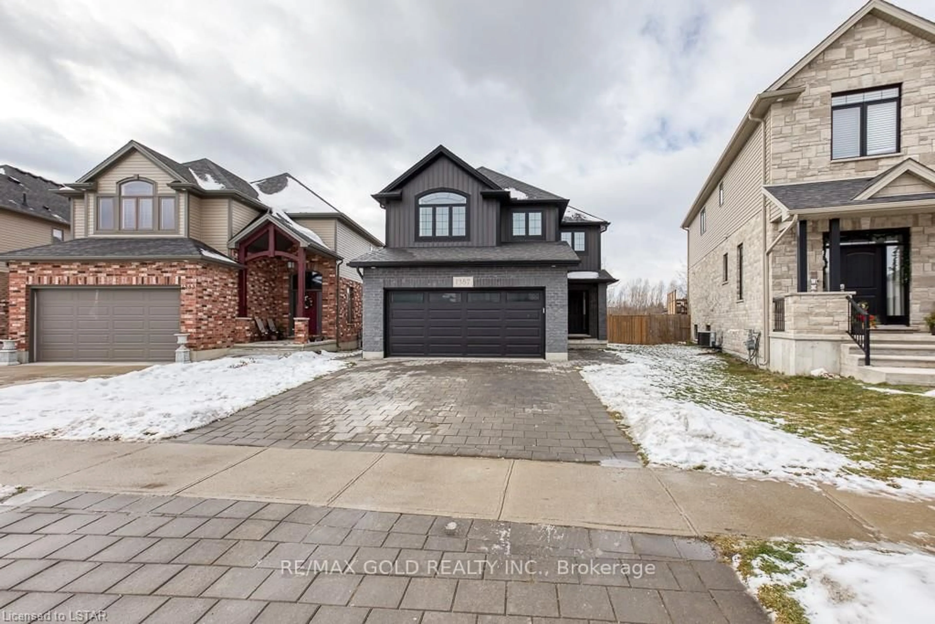 A pic from outside/outdoor area/front of a property/back of a property/a pic from drone, street for 1387 Howlett Circ, London North Ontario N5X 0K6