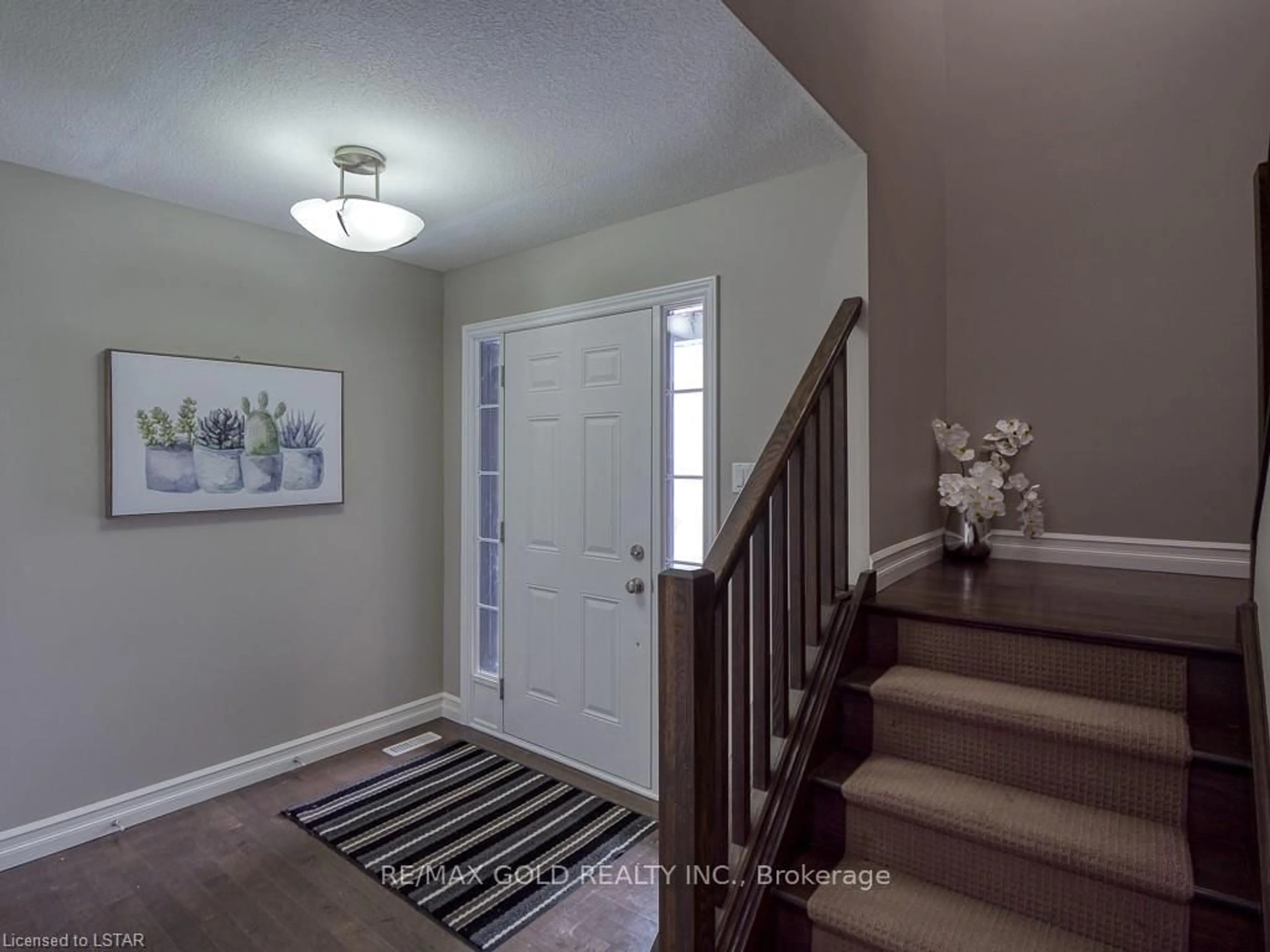 Indoor entryway for 1387 Howlett Circ, London North Ontario N5X 0K6