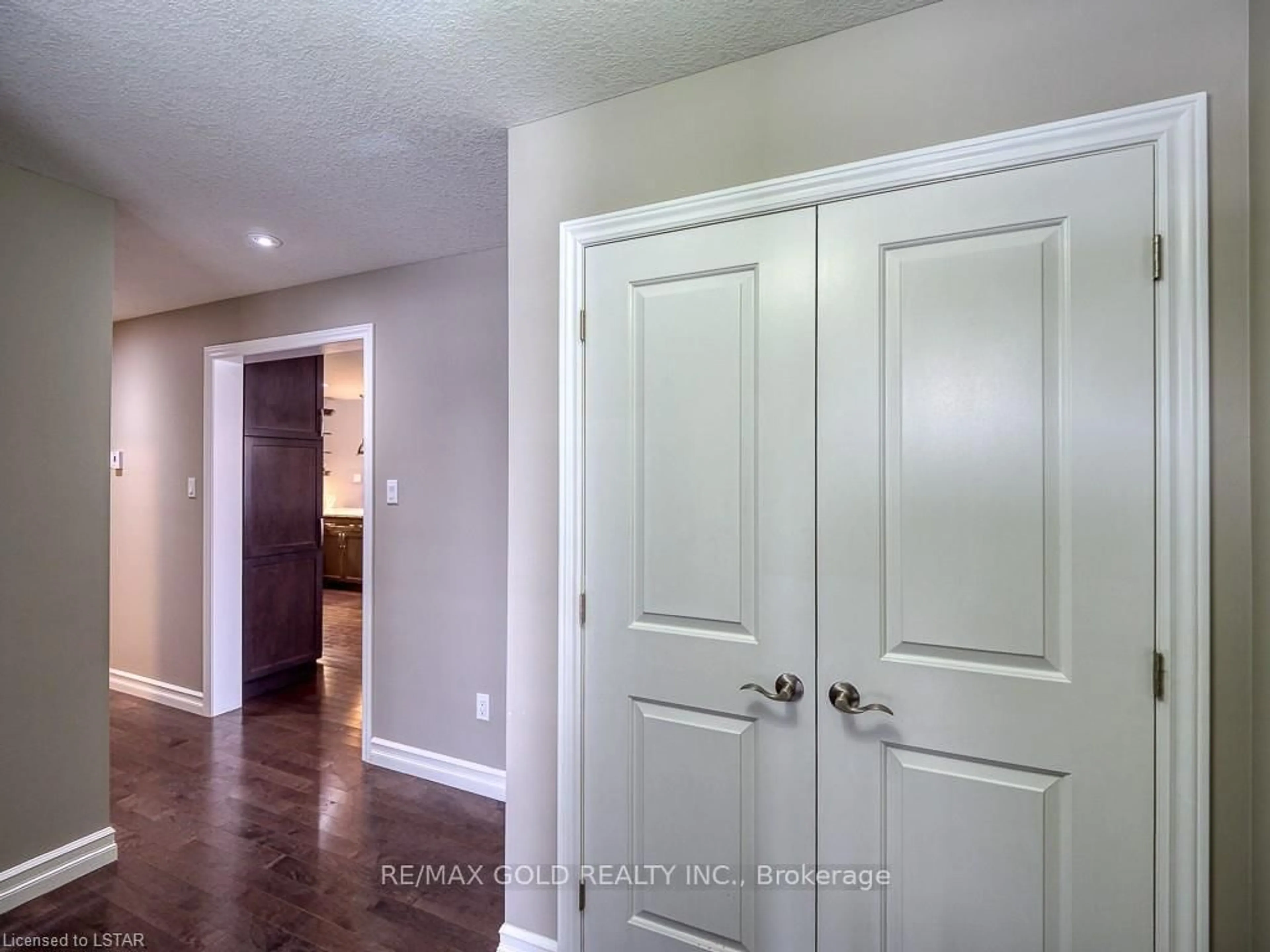 Indoor entryway for 1387 Howlett Circ, London North Ontario N5X 0K6