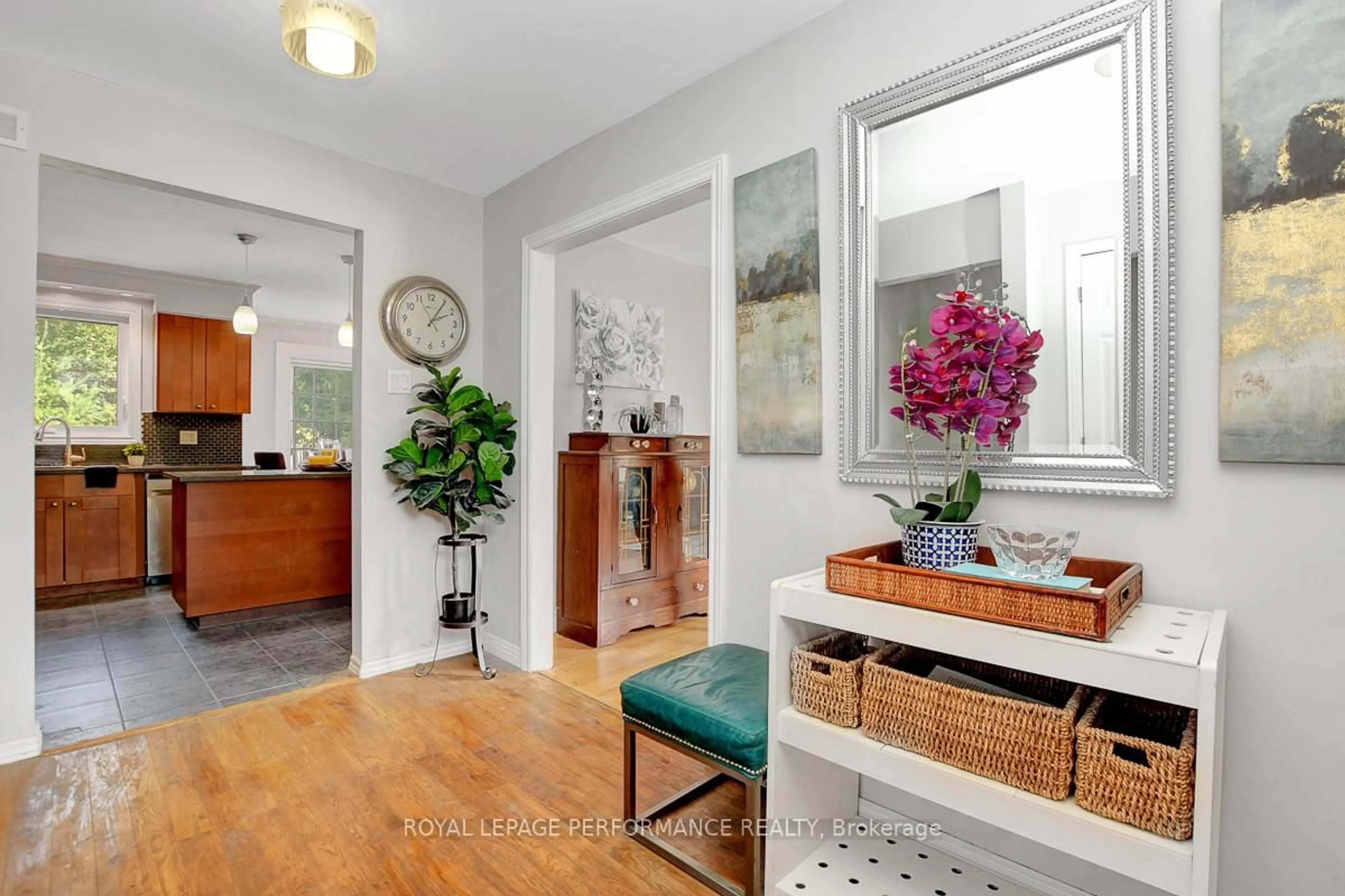 Indoor entryway for 124 Des Pins St, Russell Ontario K4R 1C5