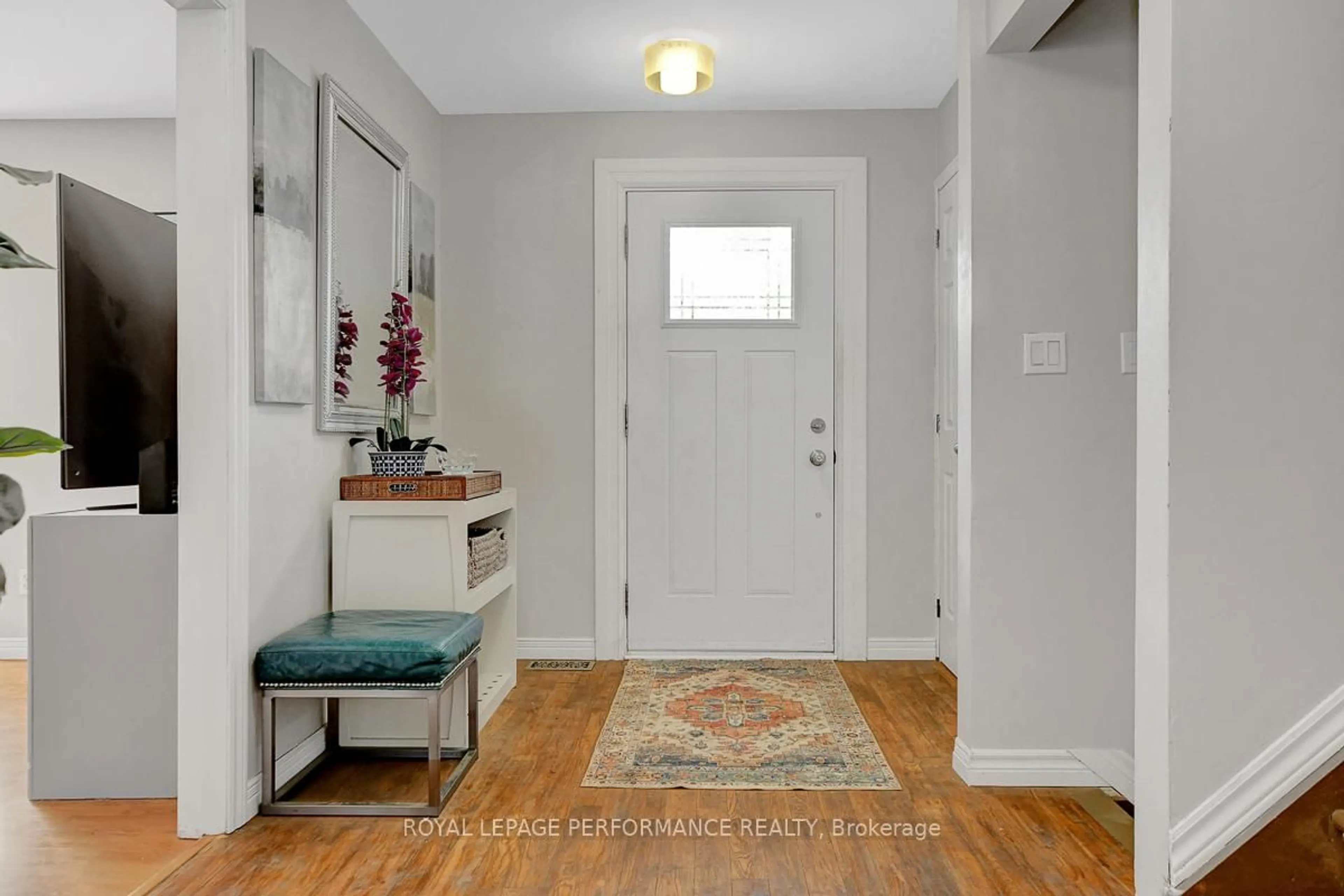 Indoor entryway for 124 Des Pins St, Russell Ontario K4R 1C5