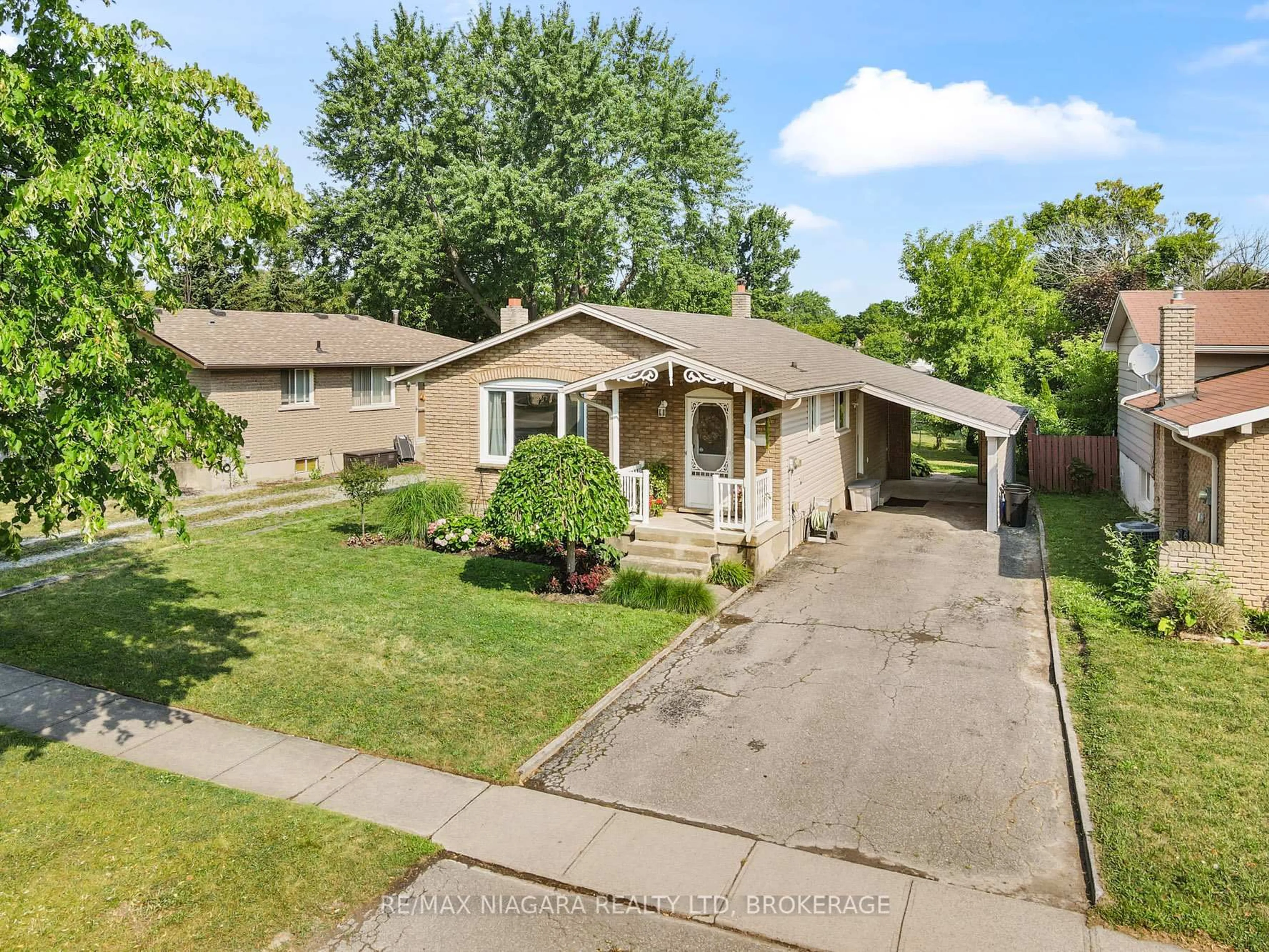 A pic from outside/outdoor area/front of a property/back of a property/a pic from drone, street for 8071 Paddock Trail Dr, Niagara Falls Ontario L2H 1W8