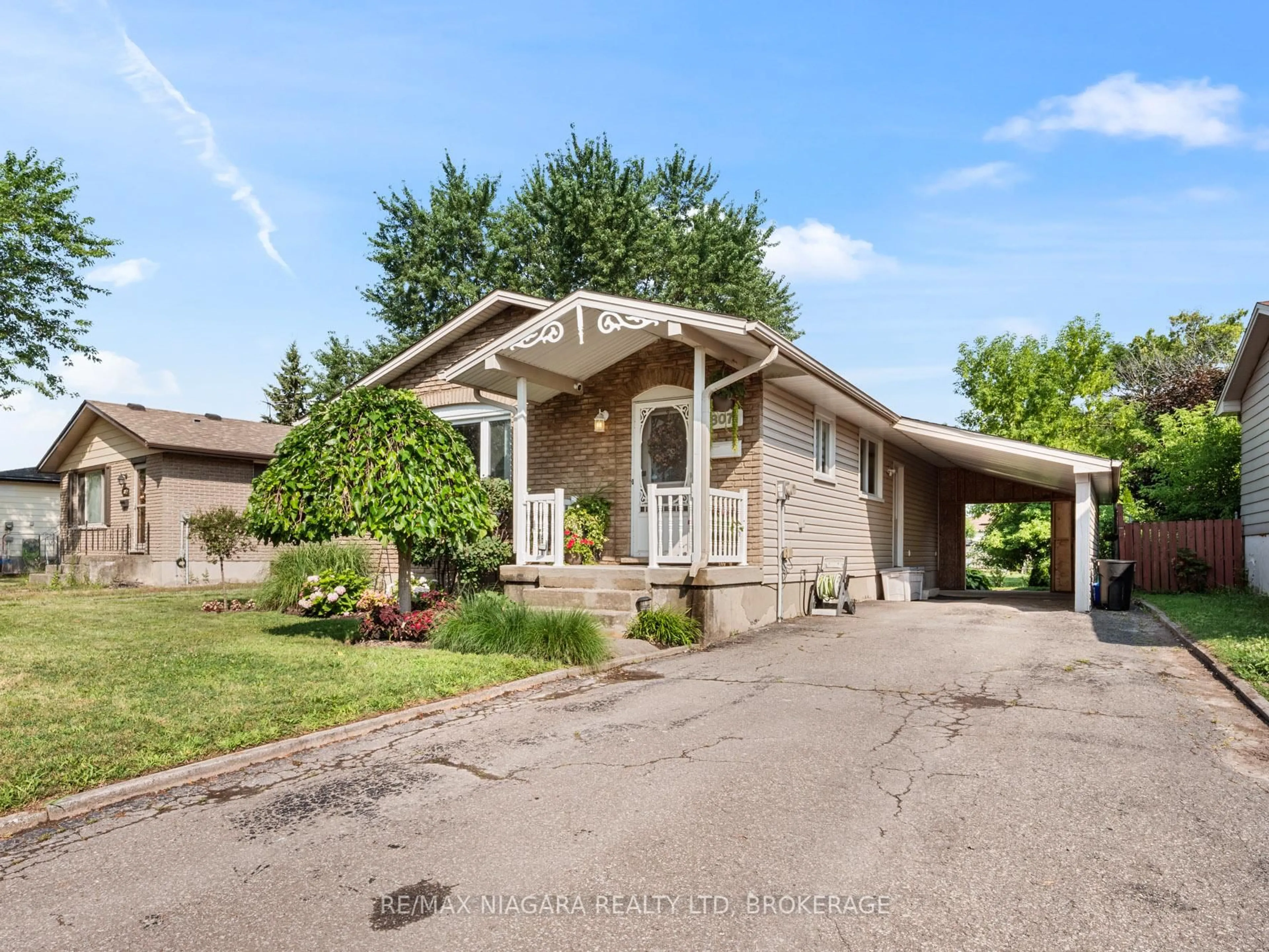 Home with vinyl exterior material, street for 8071 Paddock Trail Dr, Niagara Falls Ontario L2H 1W8
