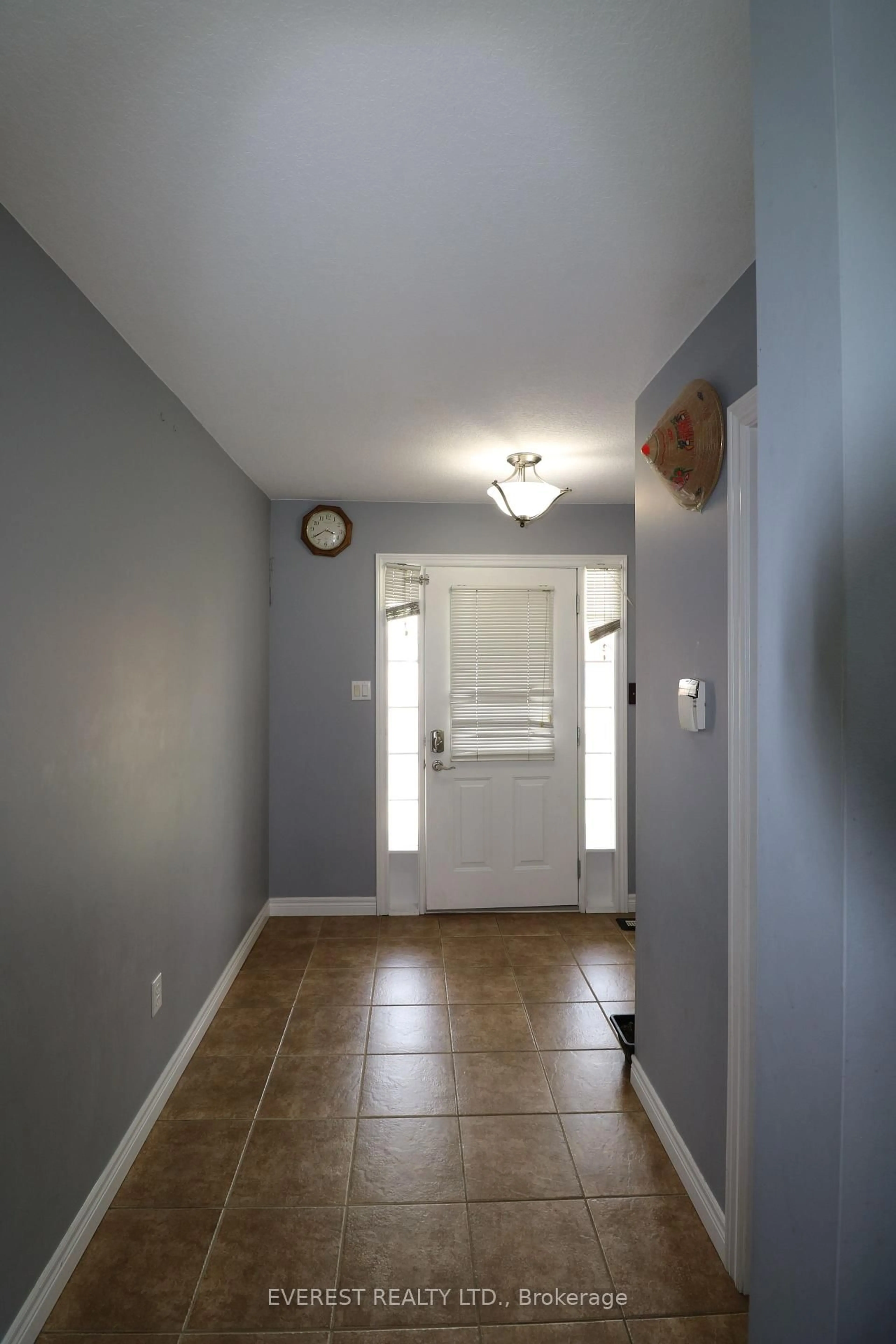 Indoor entryway for 1686 Blackmaple Cres, London East Ontario N5Y 6L6
