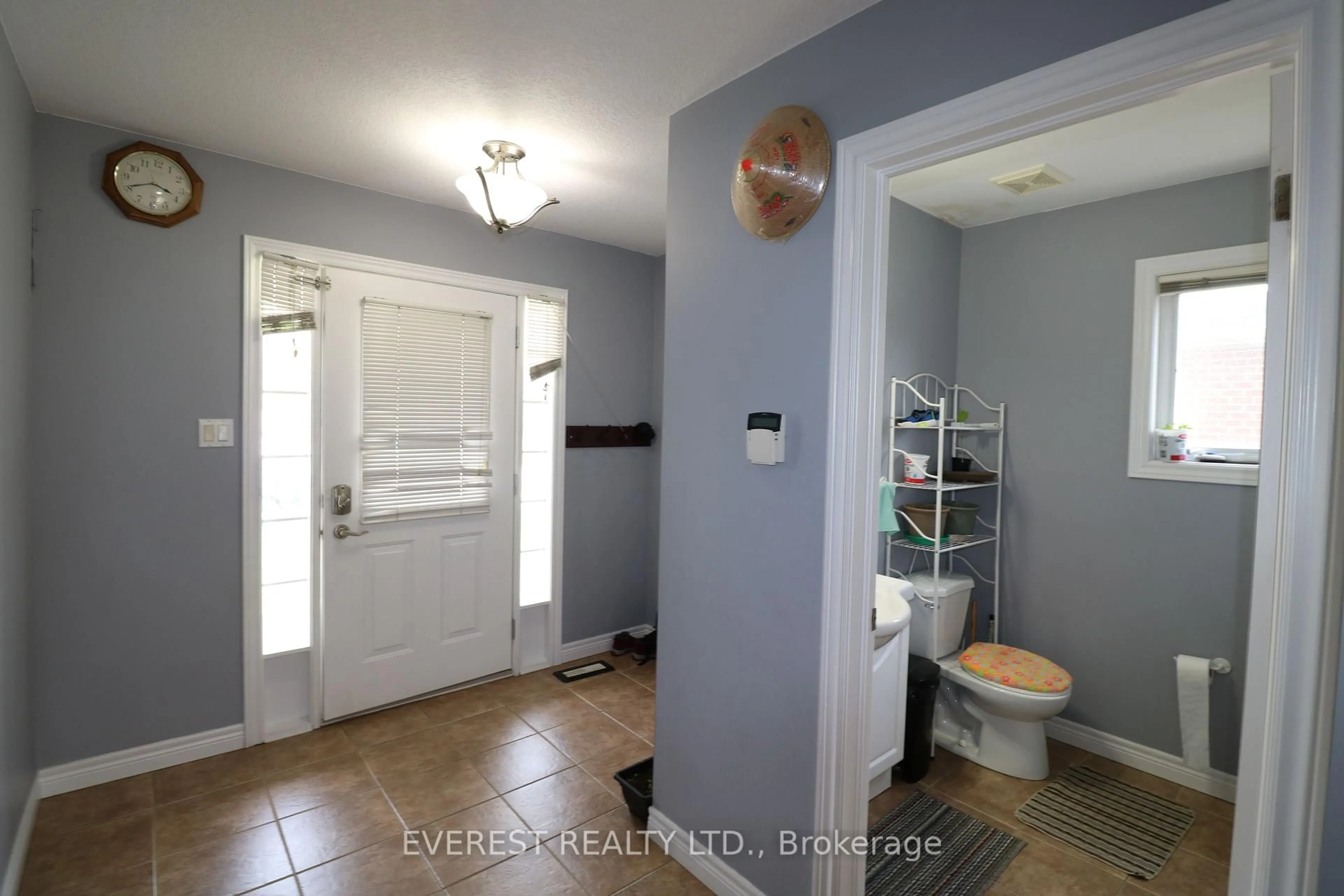 Indoor entryway for 1686 Blackmaple Cres, London East Ontario N5Y 6L6