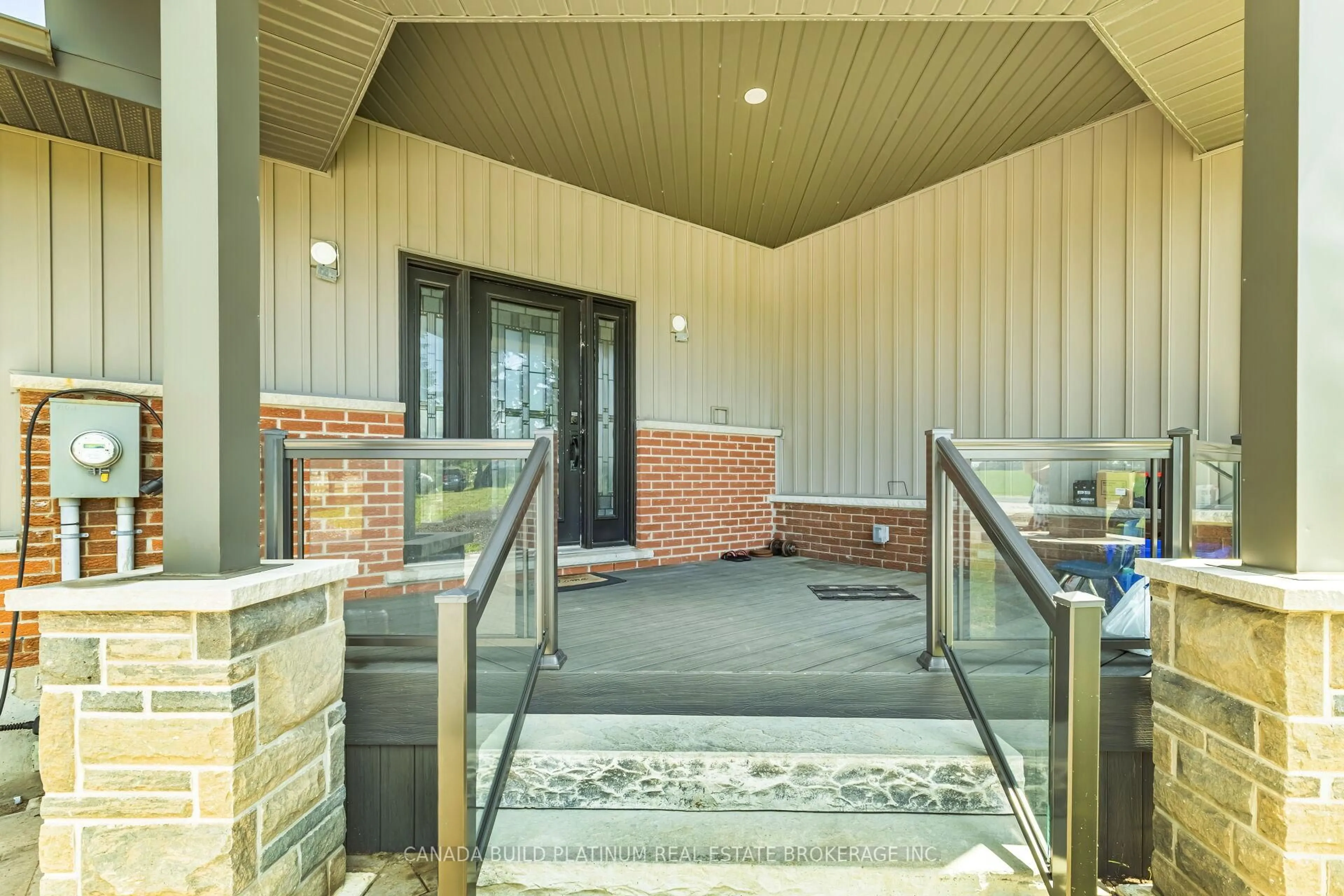 Indoor foyer for 4119 Highway 6 Rd, Puslinch Ontario N0B 2J0