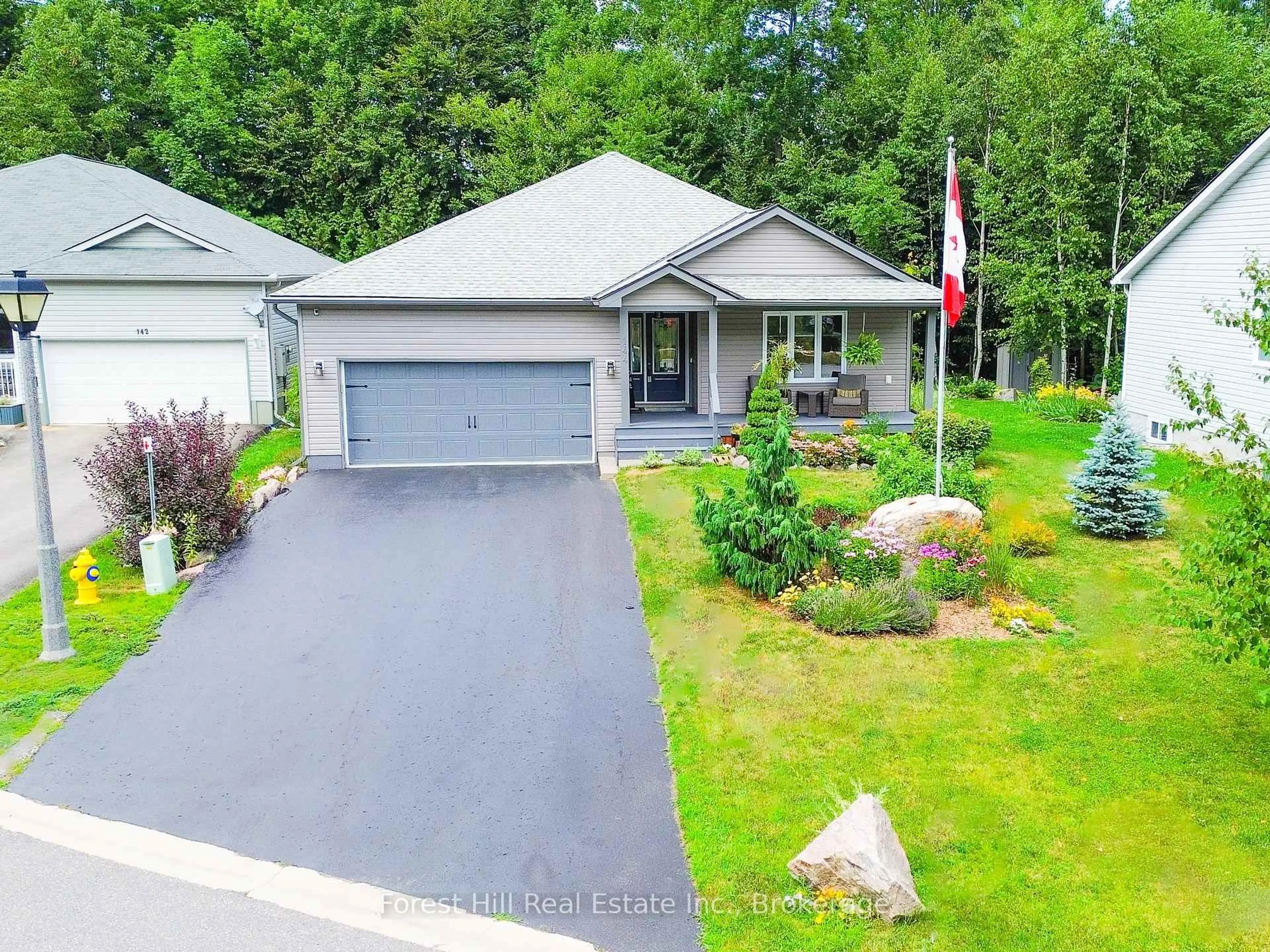 A pic from outside/outdoor area/front of a property/back of a property/a pic from drone, street for 144 Pineridge G Pineridge Gate, Gravenhurst Ontario P1P 1Z1