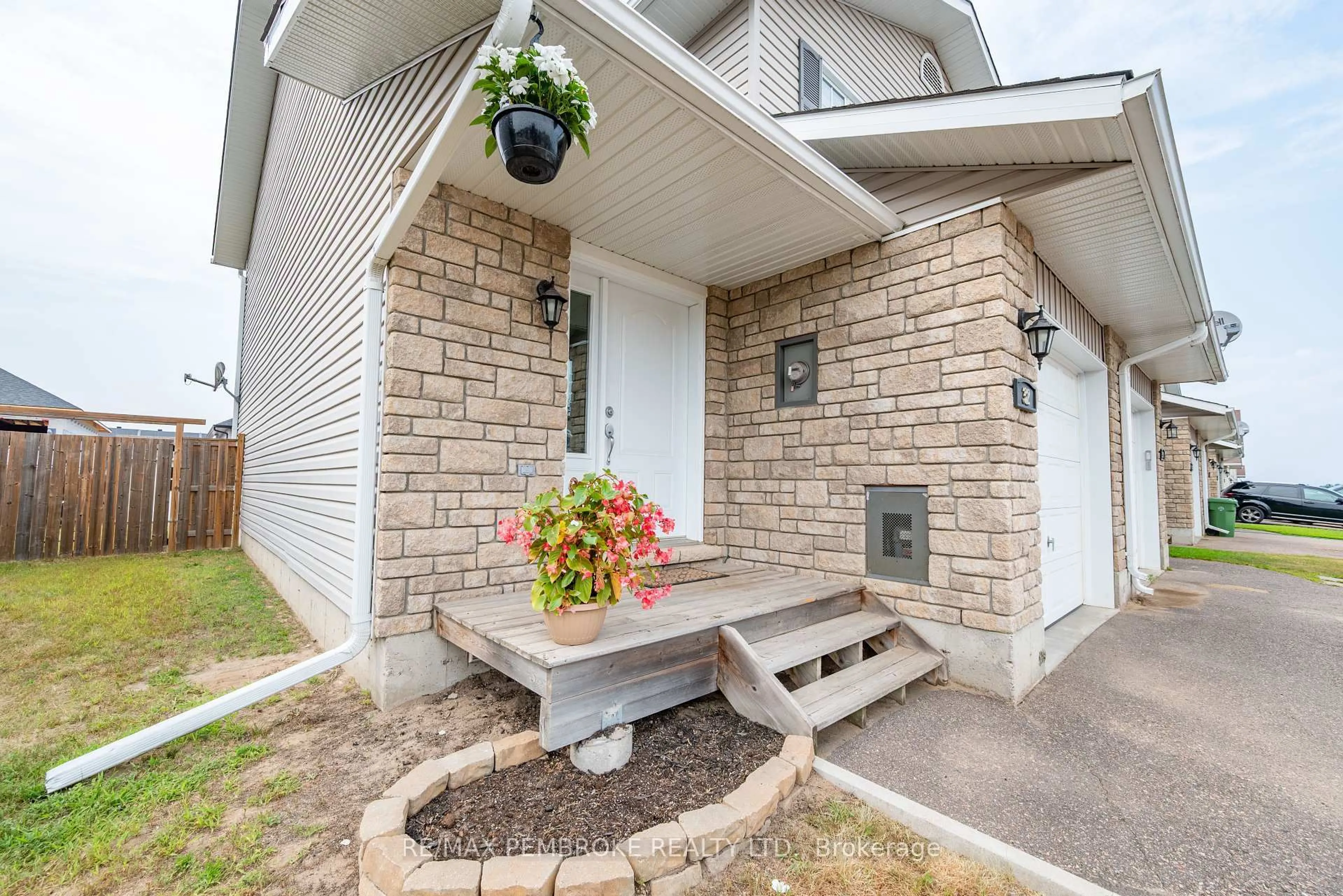 Unknown for 32 Winston Ave, Petawawa Ontario K8H 0C1