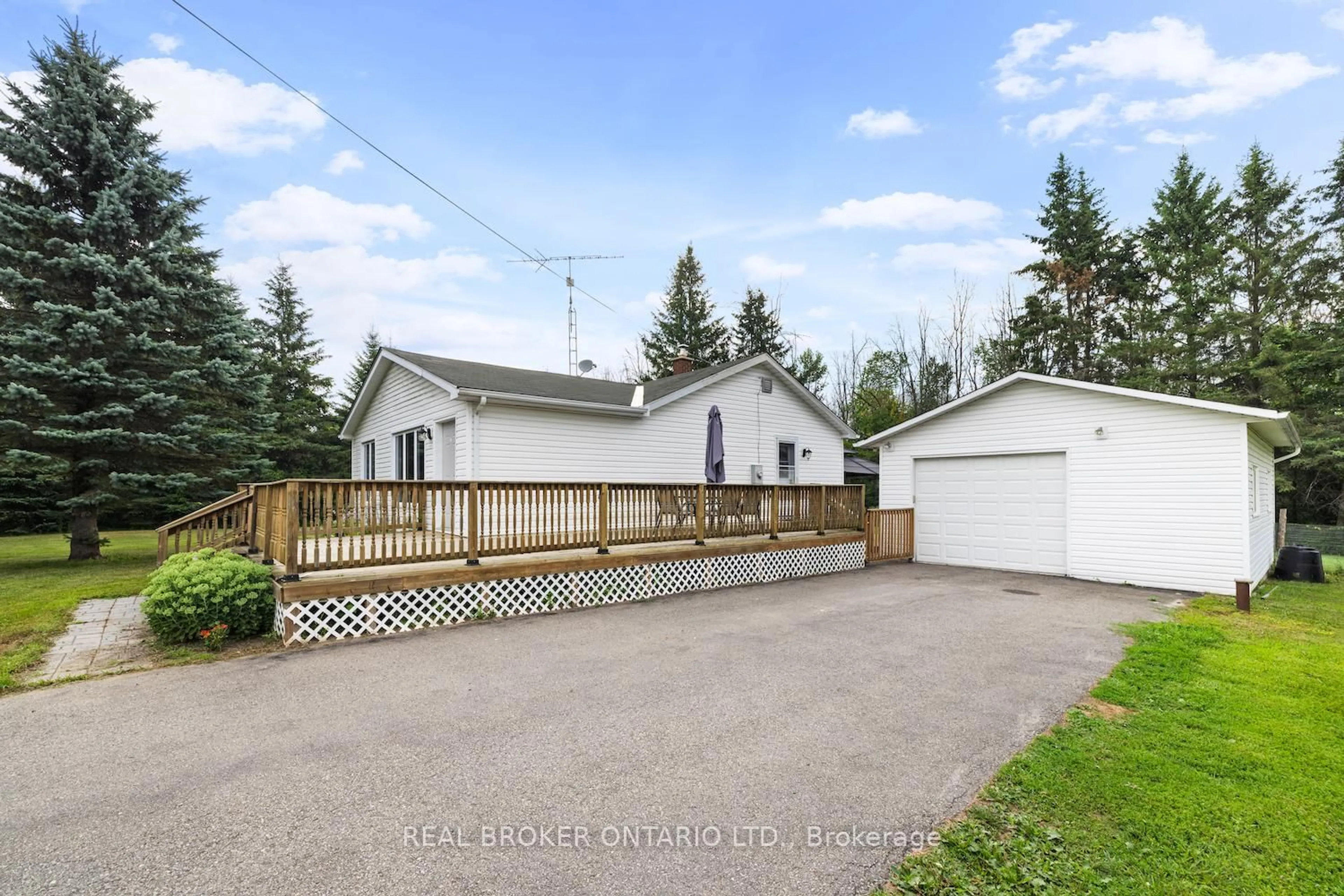 A pic from outside/outdoor area/front of a property/back of a property/a pic from drone, unknown for 2101 2nd Concession Rd, Elizabethtown-Kitley Ontario K6V 5T1