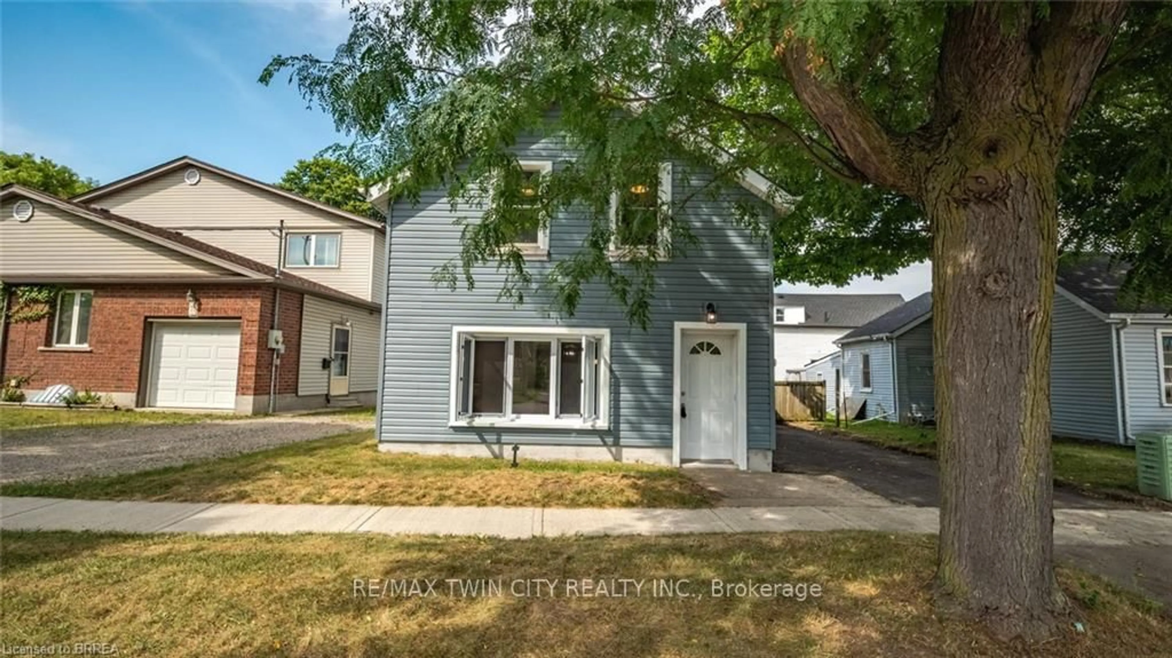 Home with vinyl exterior material, street for 69 Grand River Ave, Brantford Ontario N3T 4X2