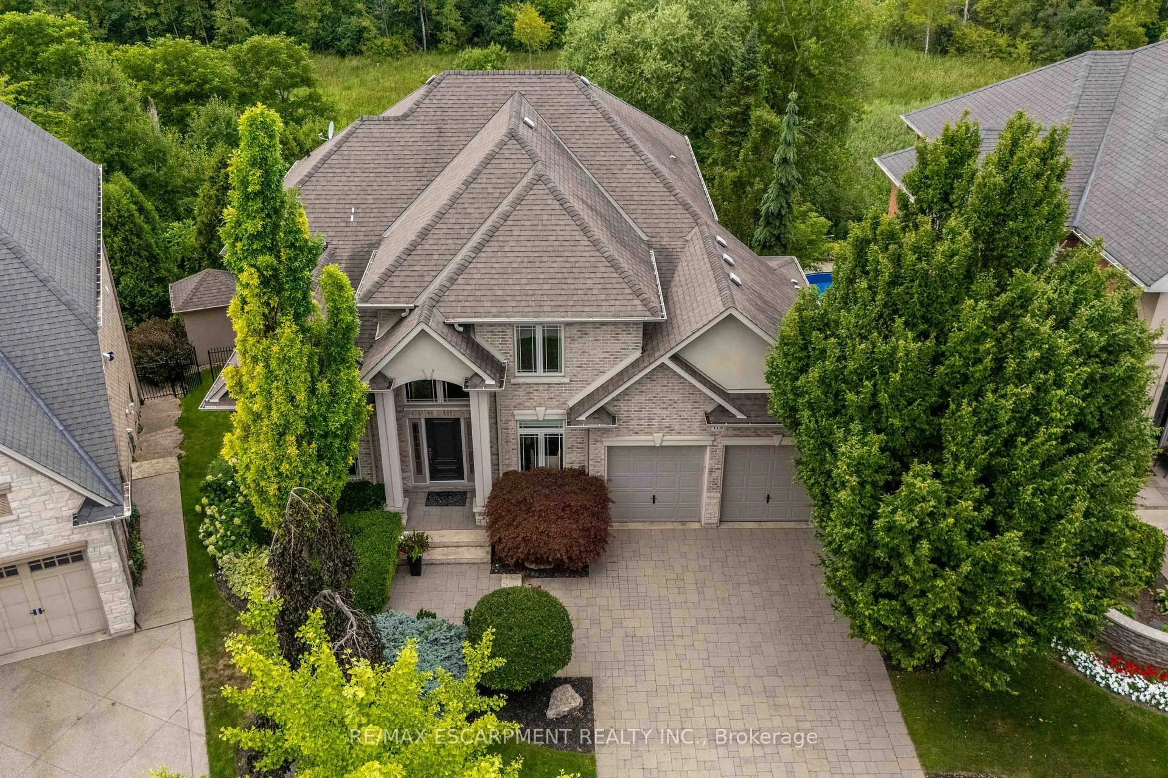 A pic from outside/outdoor area/front of a property/back of a property/a pic from drone, street for 119 Tollgate Dr, Hamilton Ontario L9G 5C9