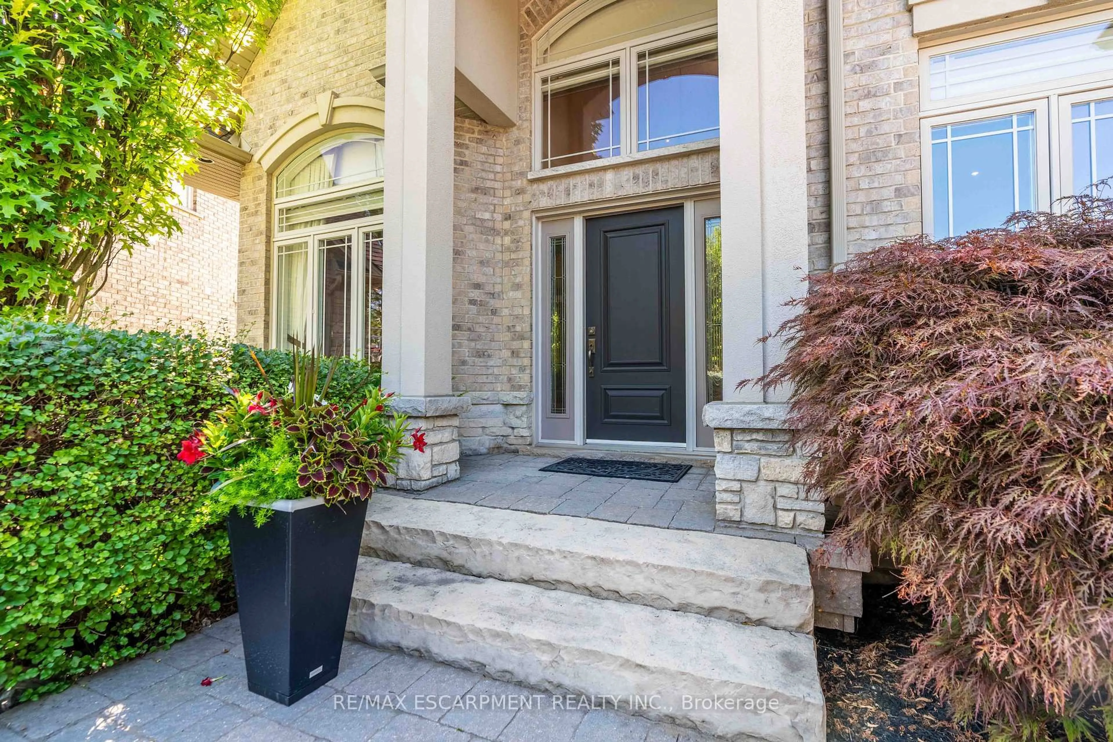 Indoor entryway for 119 Tollgate Dr, Hamilton Ontario L9G 5C9