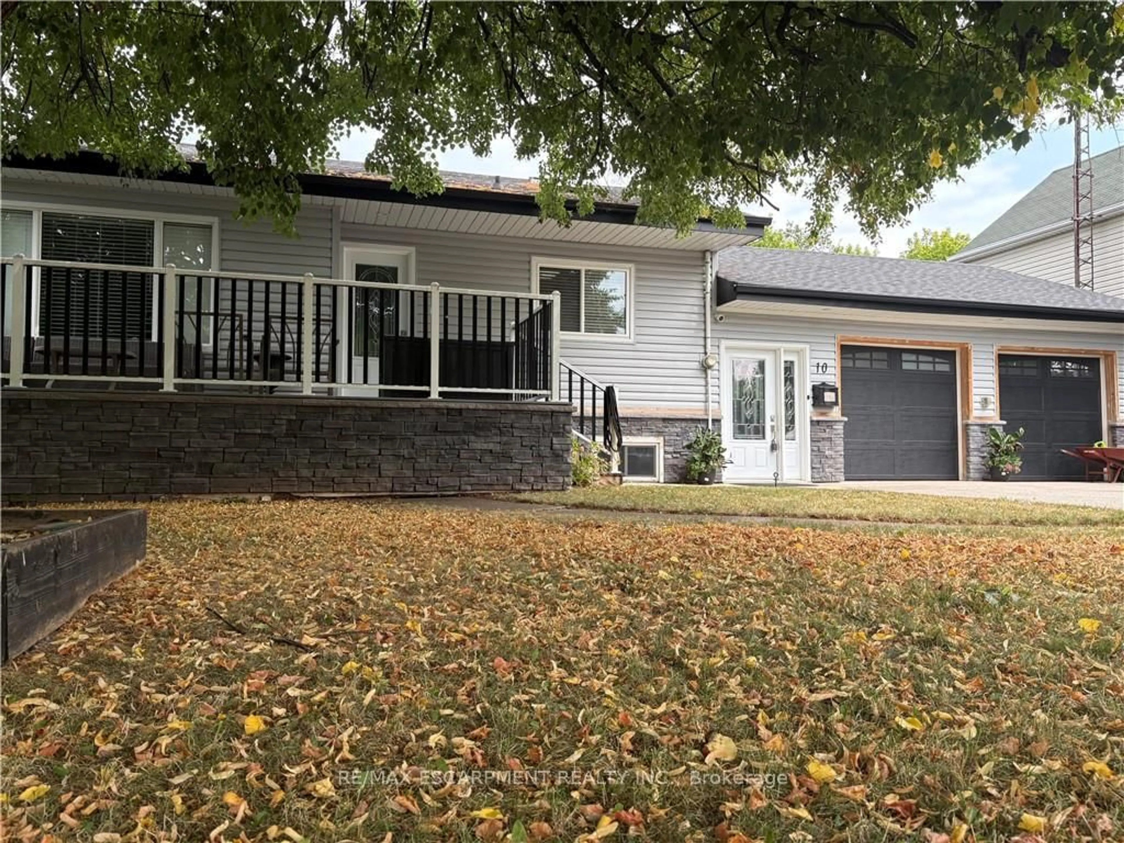 Home with vinyl exterior material, street for 10 Lincoln Ave, Grimsby Ontario L3M 1Y4