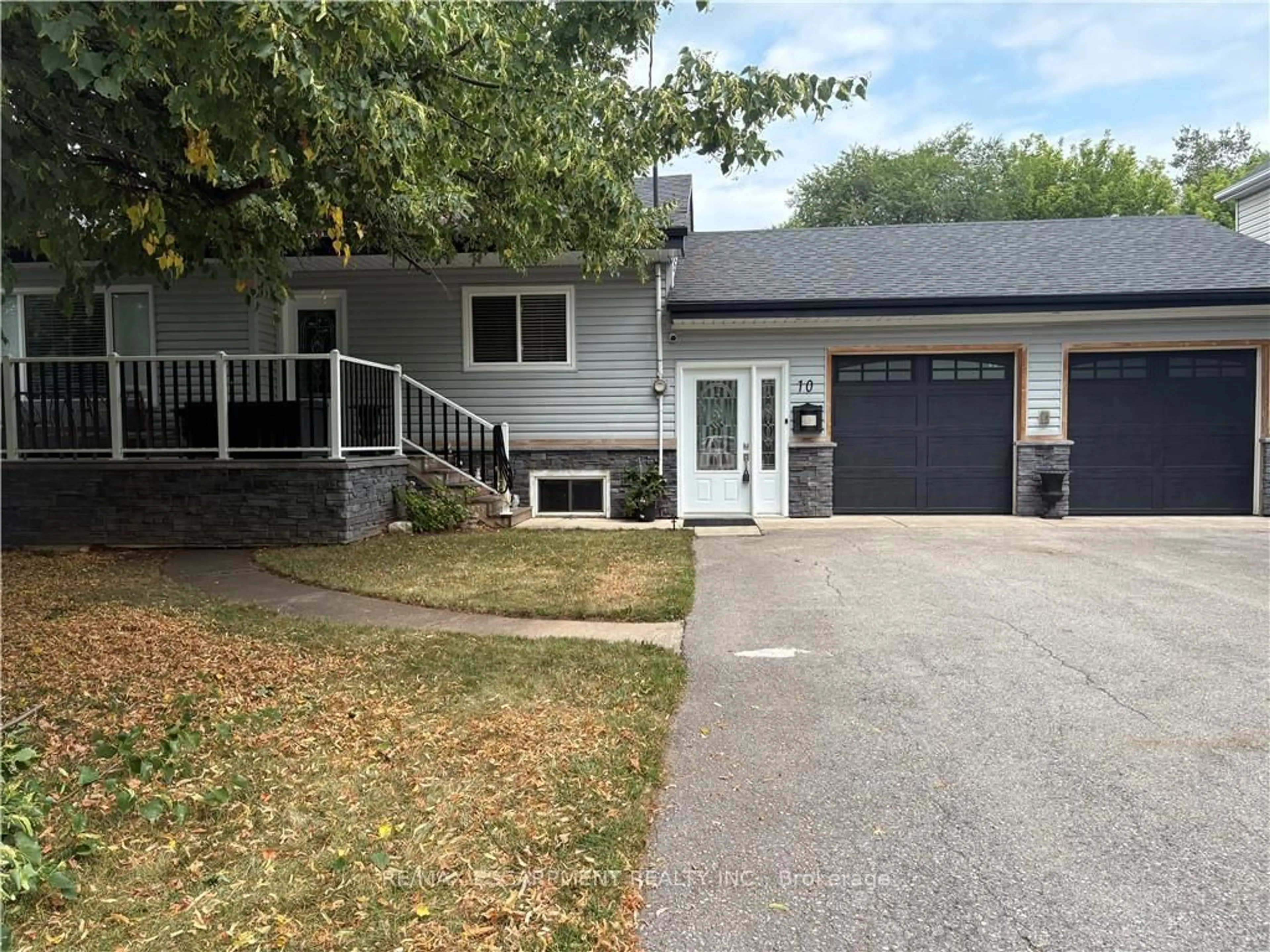 Home with vinyl exterior material, street for 10 Lincoln Ave, Grimsby Ontario L3M 1Y4