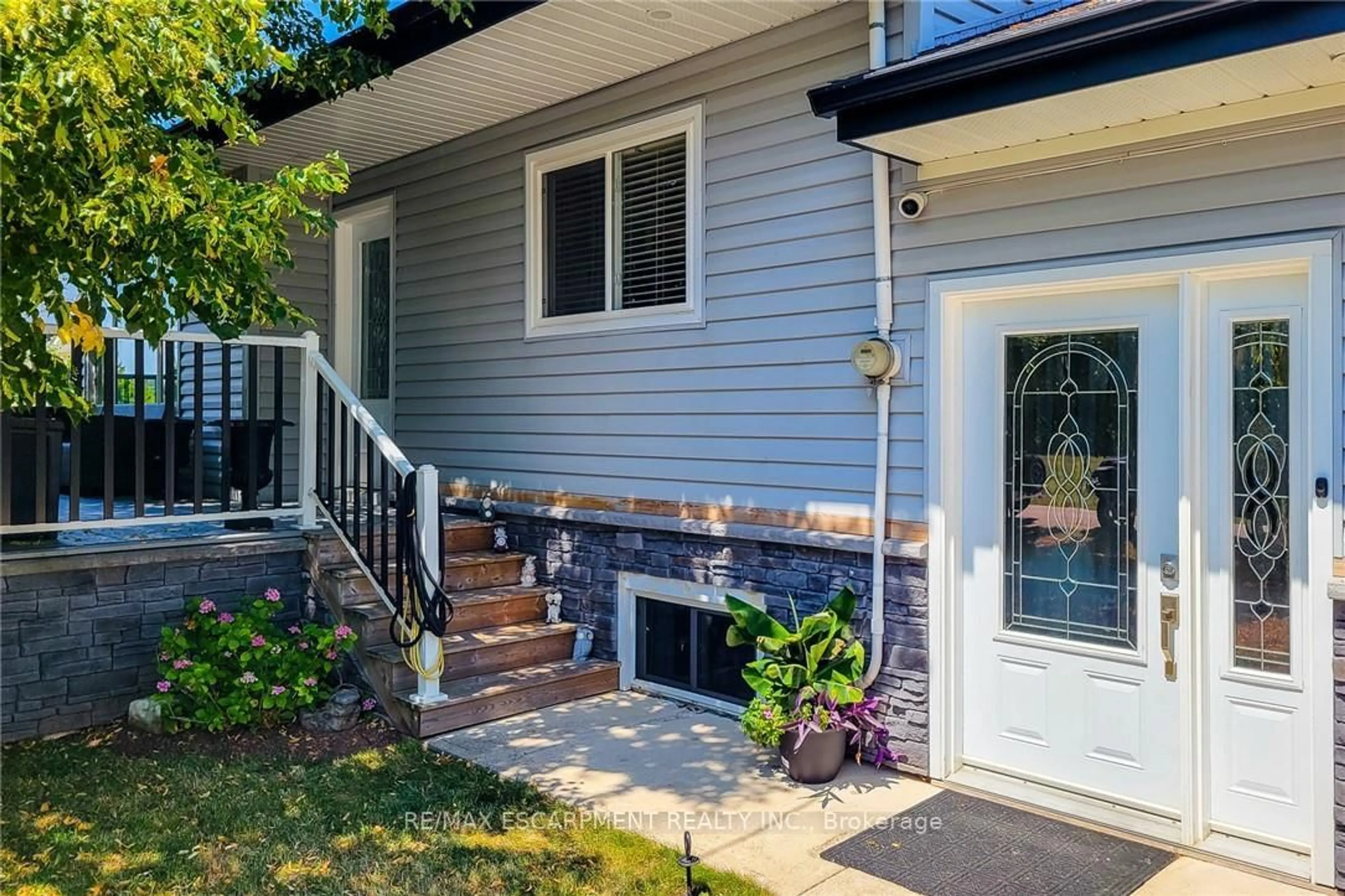 Home with vinyl exterior material, street for 10 Lincoln Ave, Grimsby Ontario L3M 1Y4