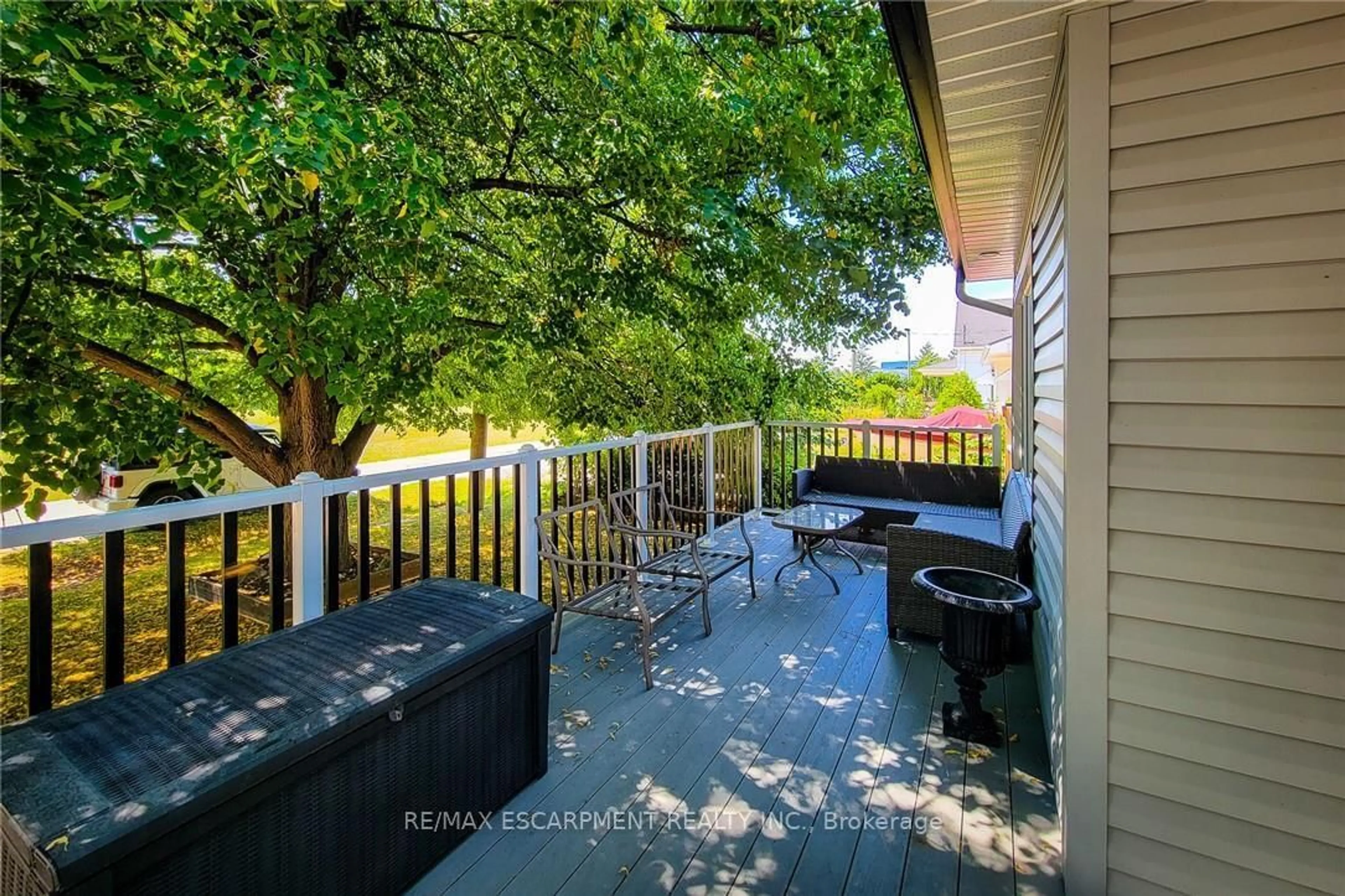 Patio, water/lake/river/ocean view for 10 Lincoln Ave, Grimsby Ontario L3M 1Y4