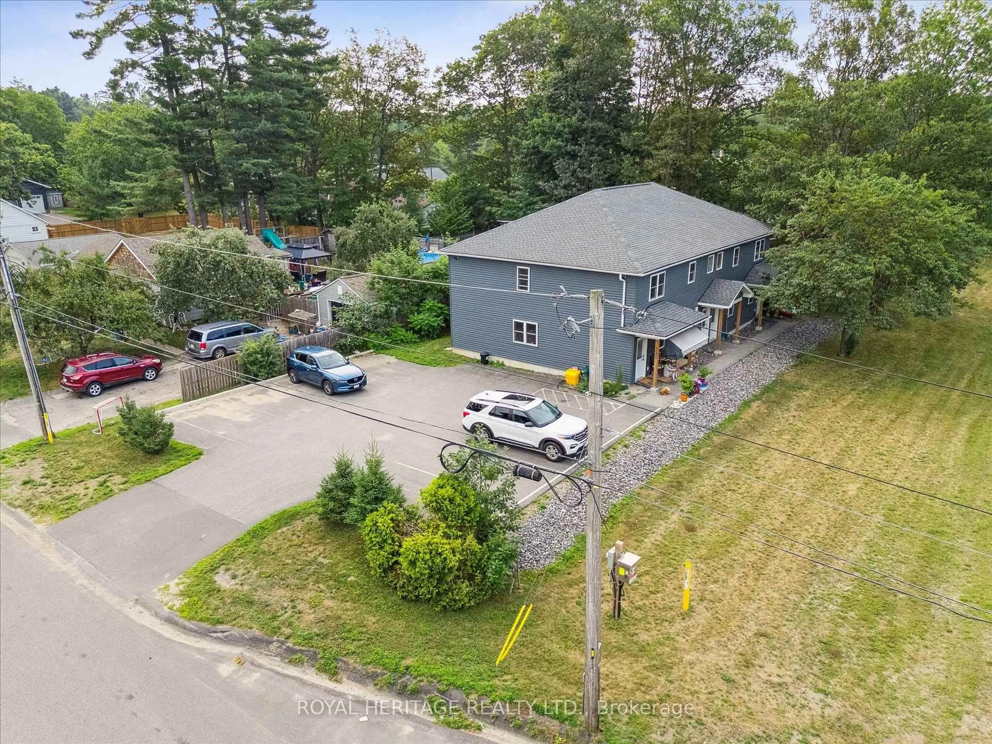 A pic from outside/outdoor area/front of a property/back of a property/a pic from drone, street for 321 David St, Gravenhurst Ontario P1P 1L9