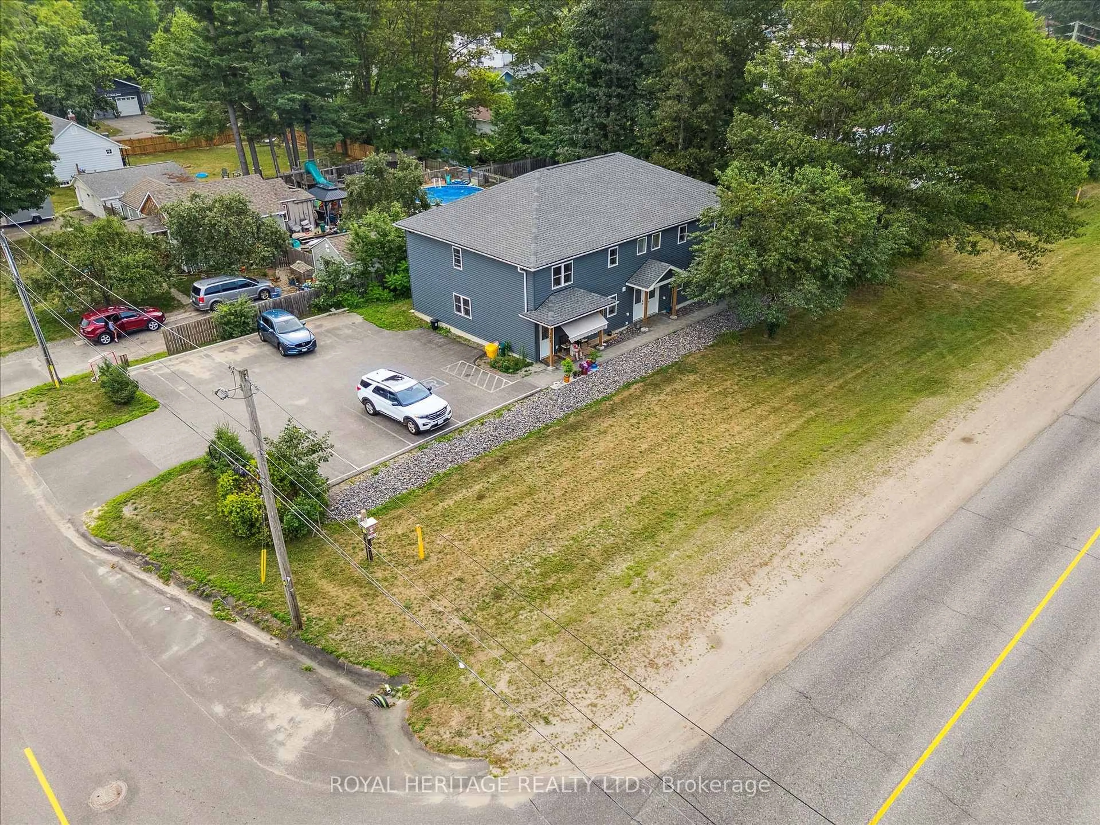 A pic from outside/outdoor area/front of a property/back of a property/a pic from drone, building for 321 David St, Gravenhurst Ontario P1P 1L9
