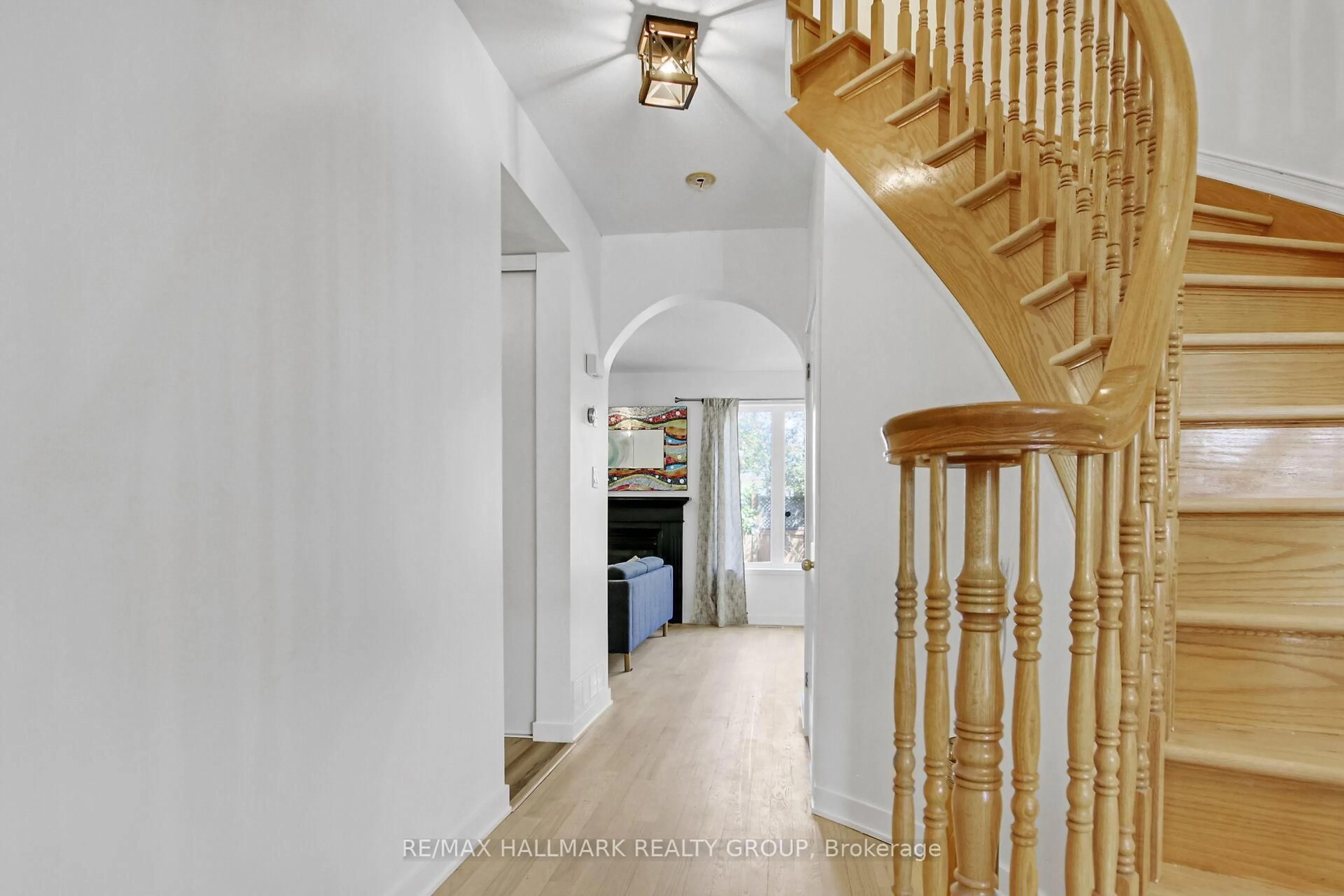 Indoor foyer for 206 Annapolis Circ, Ottawa Ontario K1V 1Y9