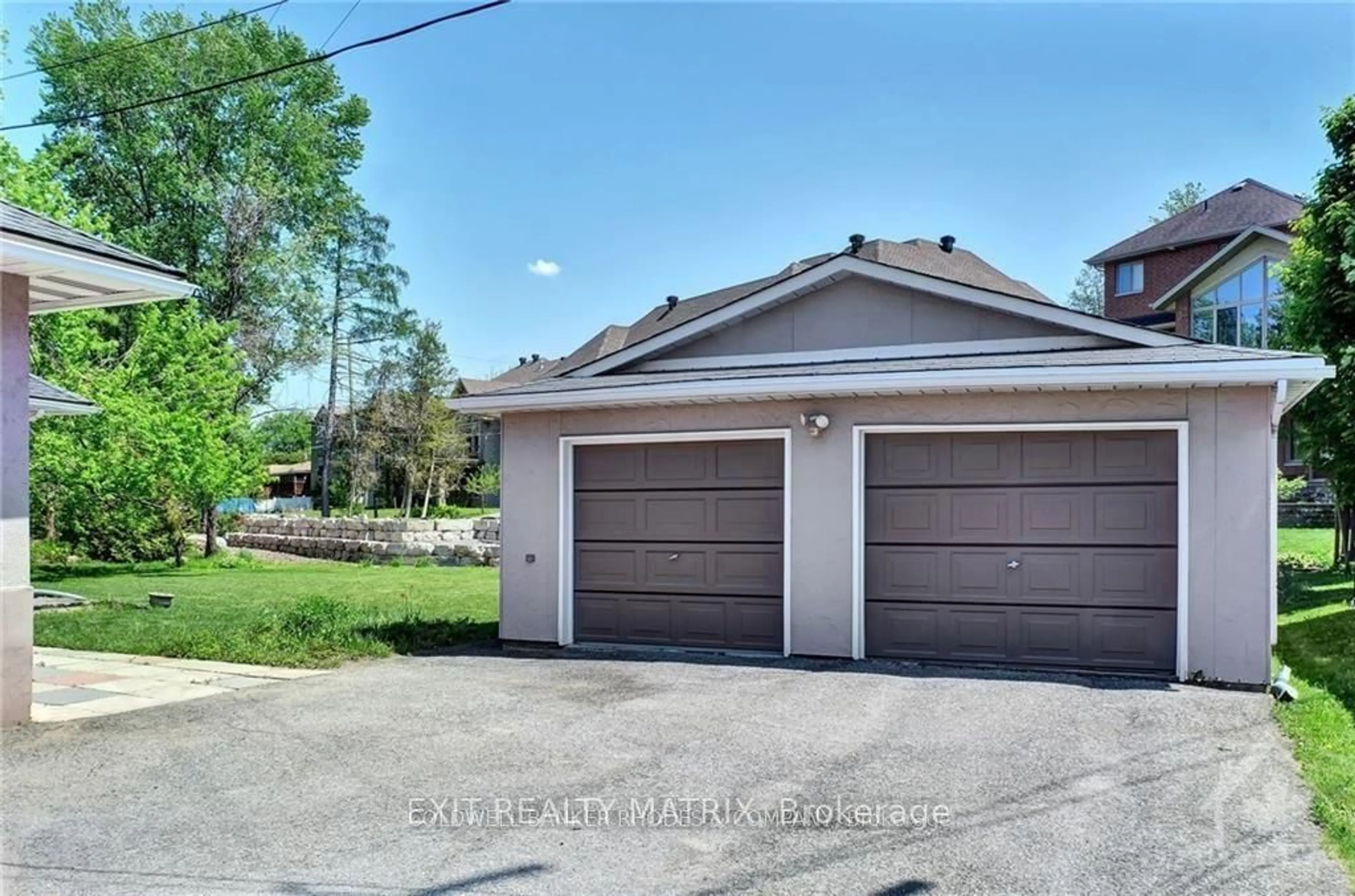 Indoor garage for 3243 Riverside Dr, Ottawa Ontario K1V 8N8