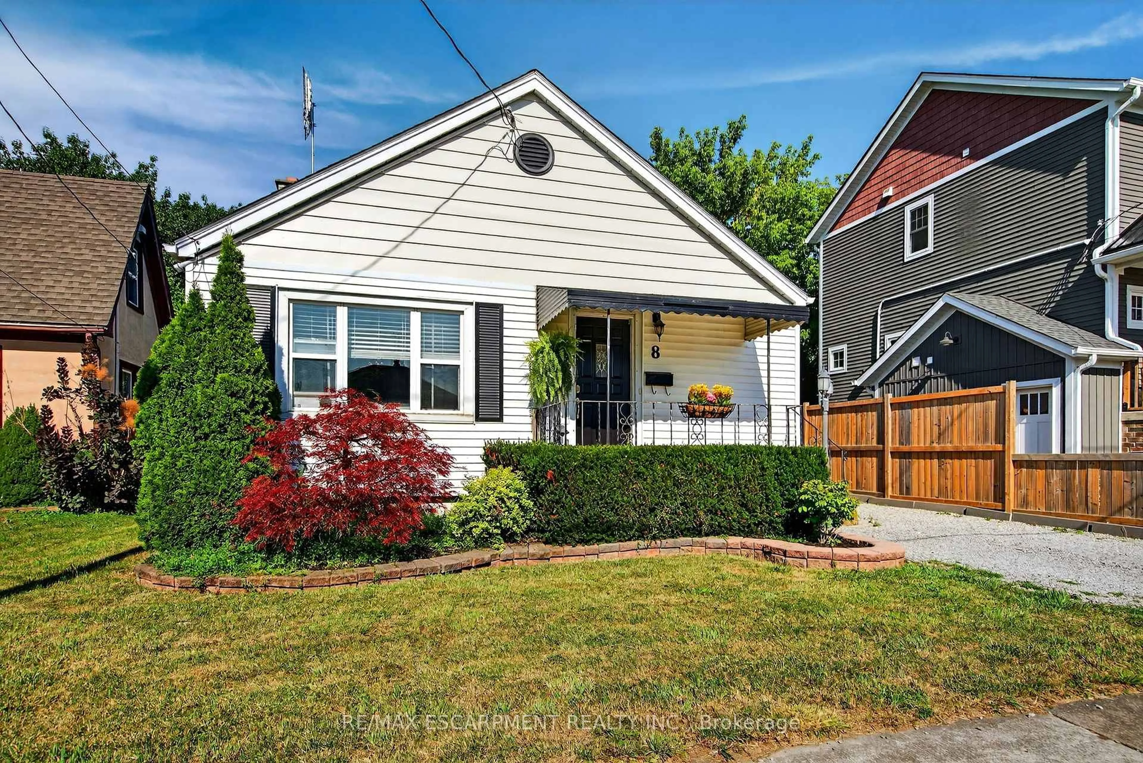 Home with vinyl exterior material, street for 8 Campbell Ave, St. Catharines Ontario L2P 2M4