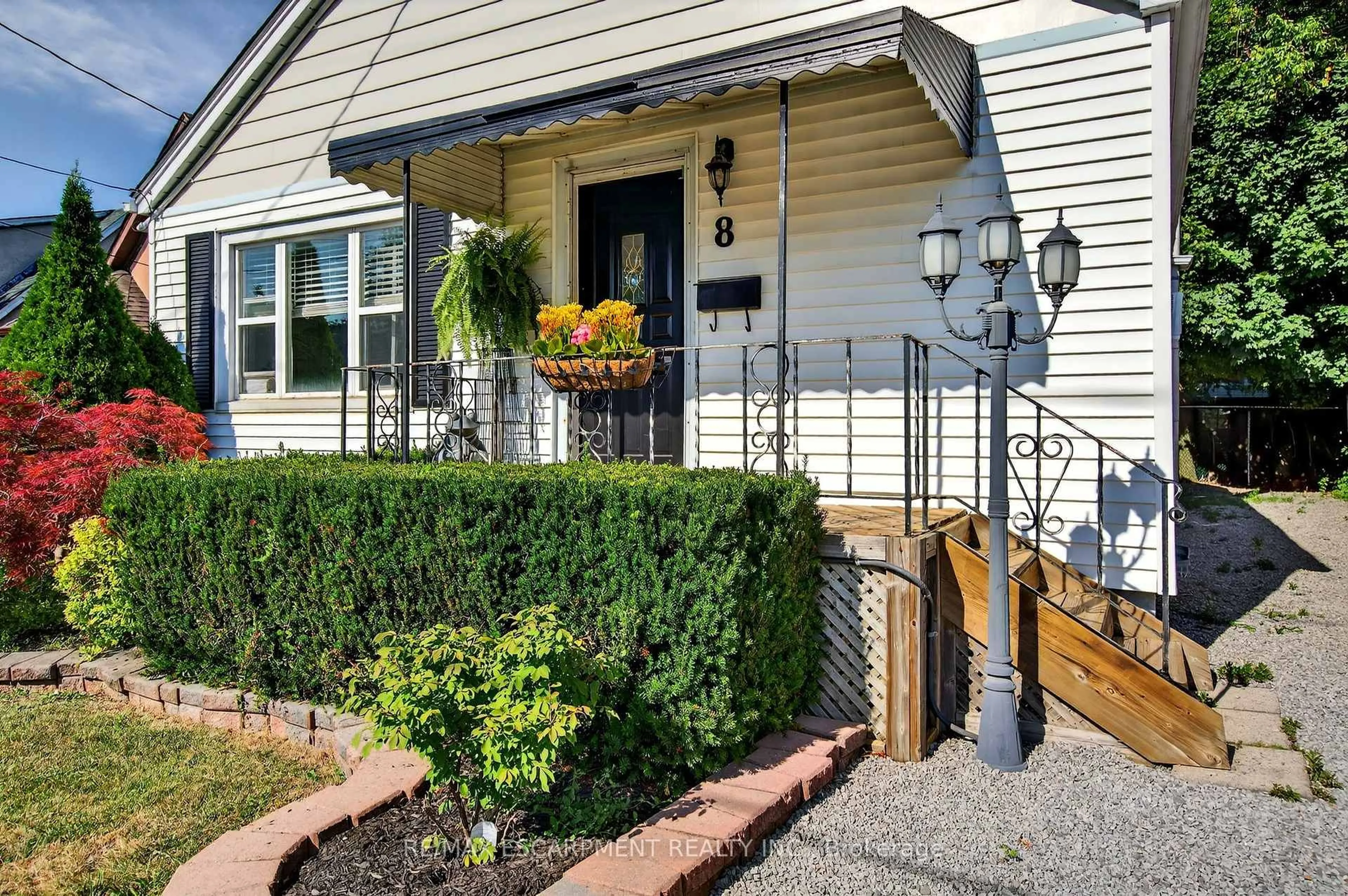 Unknown for 8 Campbell Ave, St. Catharines Ontario L2P 2M4