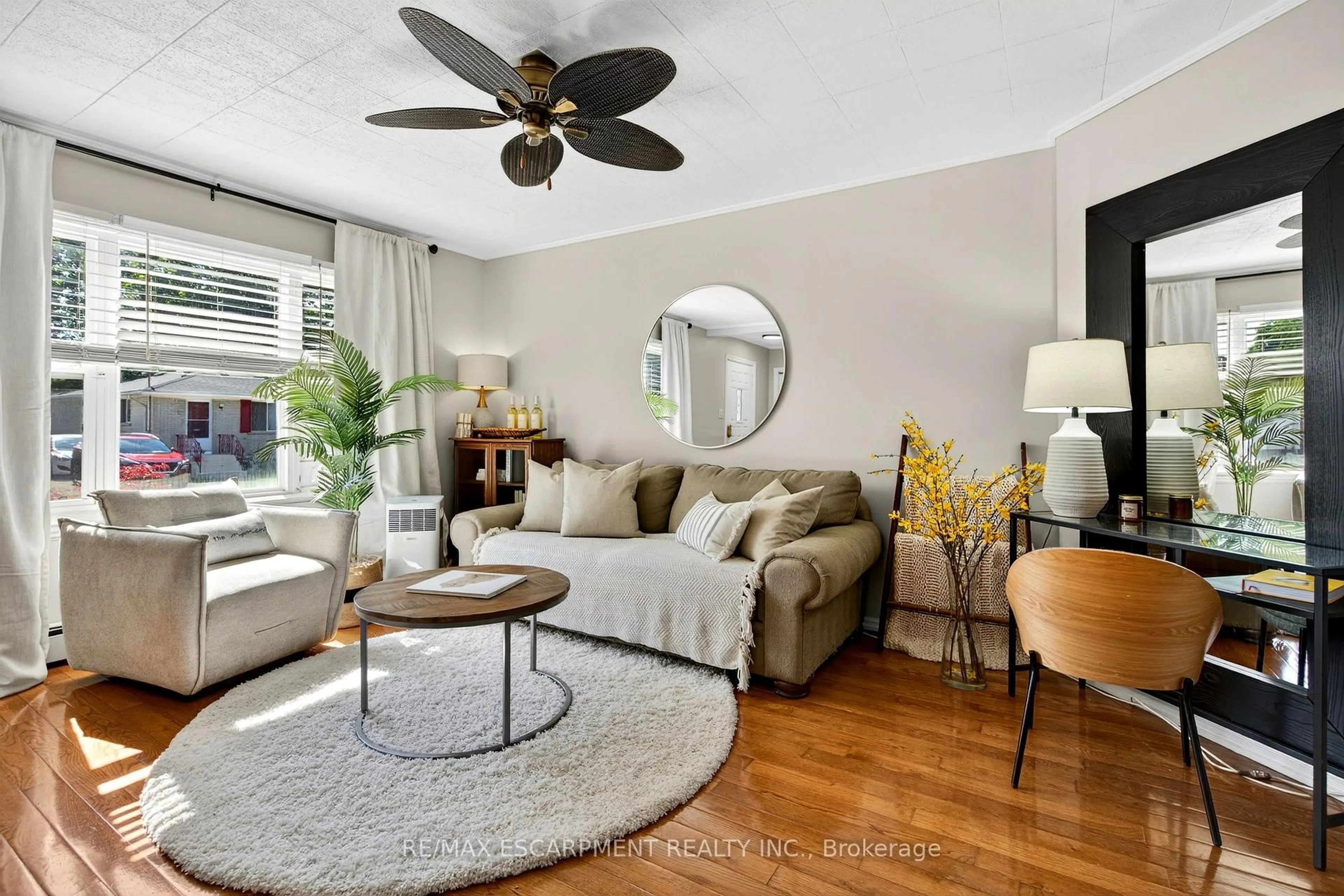 Living room with furniture, unknown for 8 Campbell Ave, St. Catharines Ontario L2P 2M4