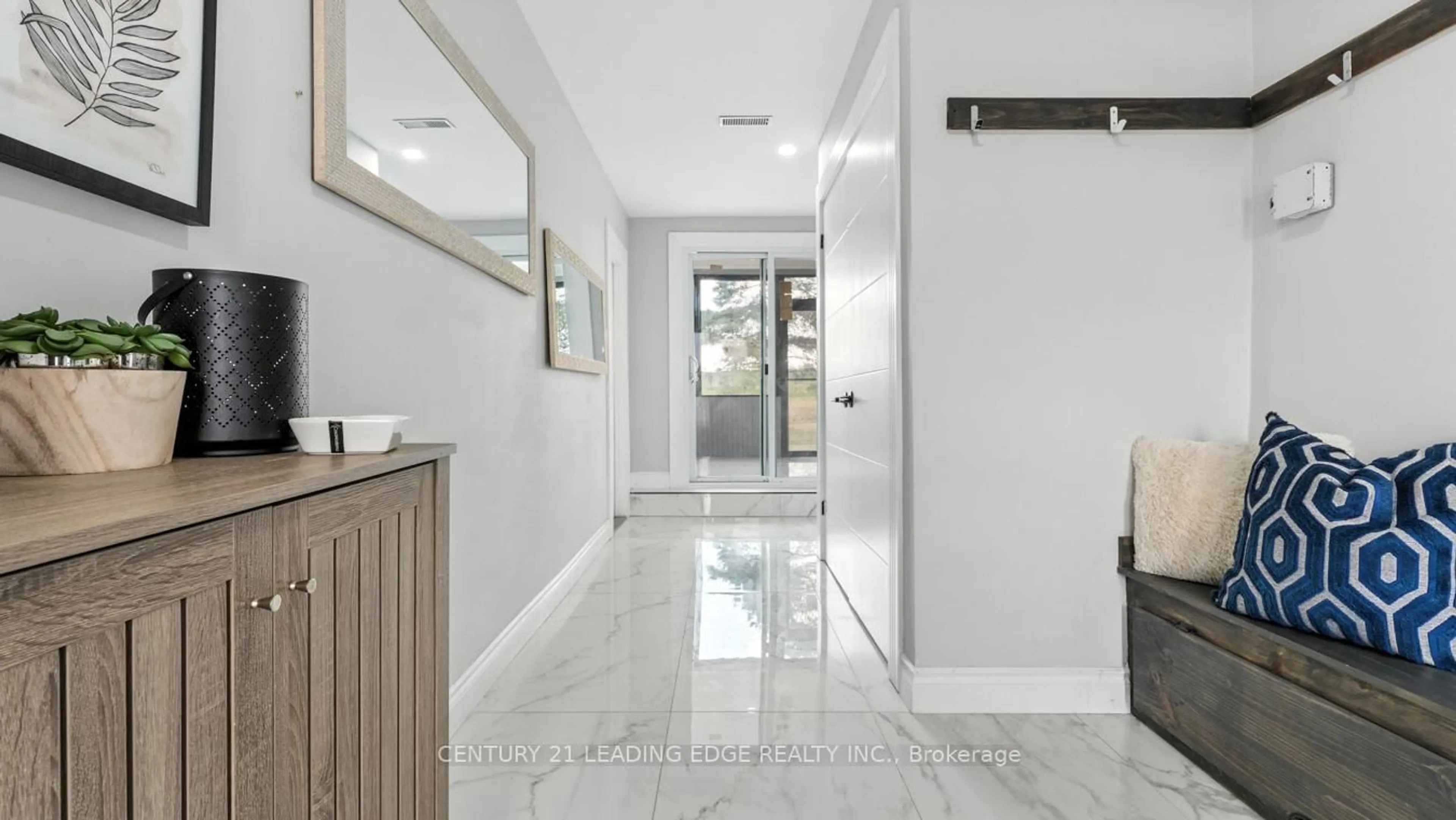 Indoor foyer for 1591 Wallbridge-Loyalist Rd, Belleville Ontario K8N 4Z5