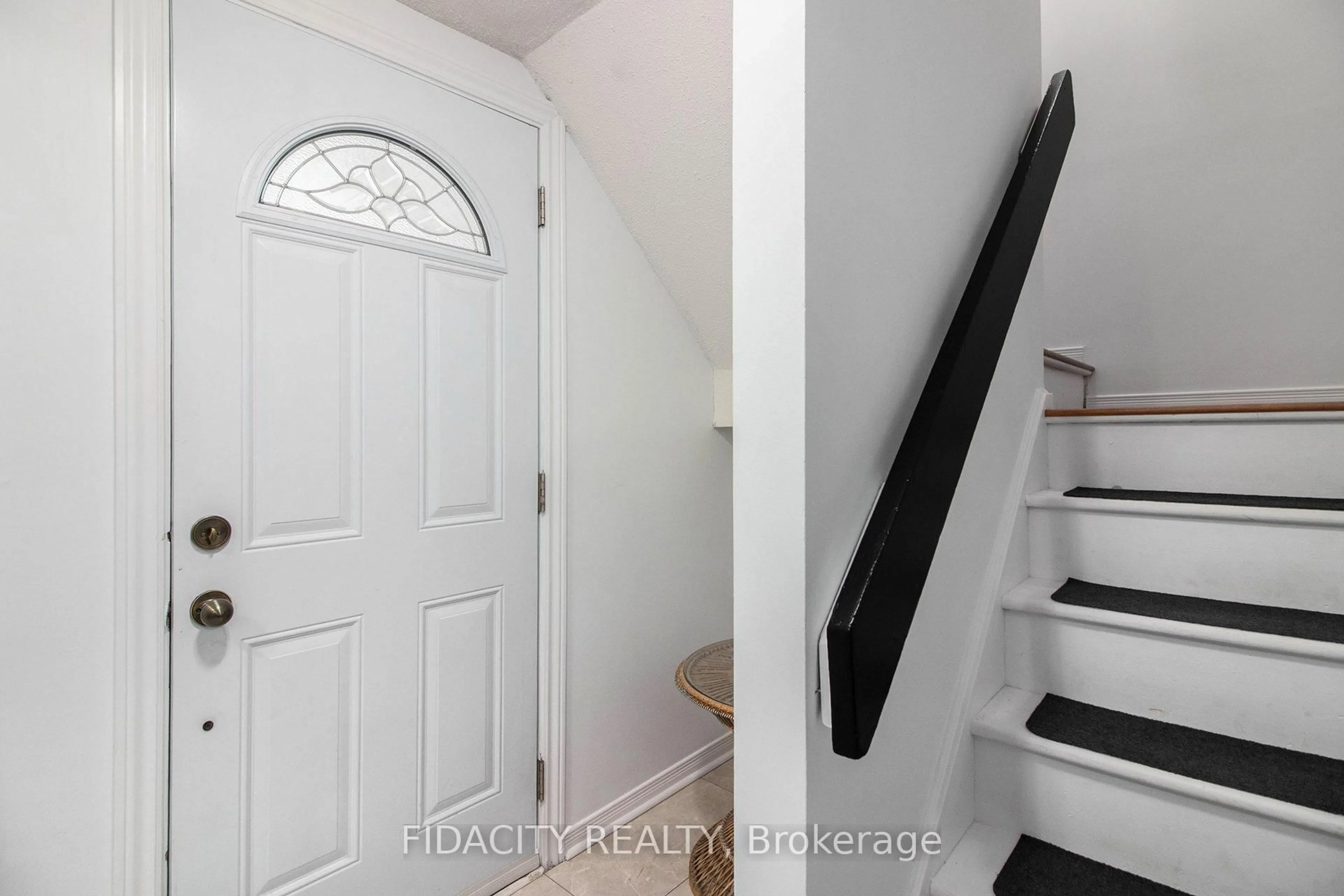 Indoor entryway for 825 Cahill Dr #180, Ottawa Ontario K1V 9N8