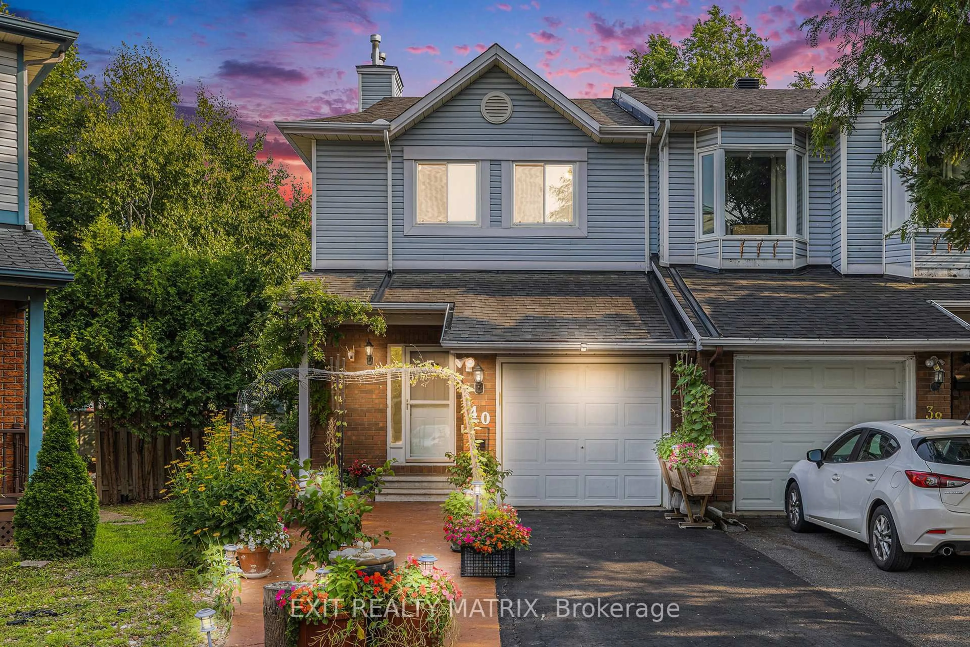 Home with vinyl exterior material, street for 40 Piper Cres, Kanata Ontario K2K 2S8