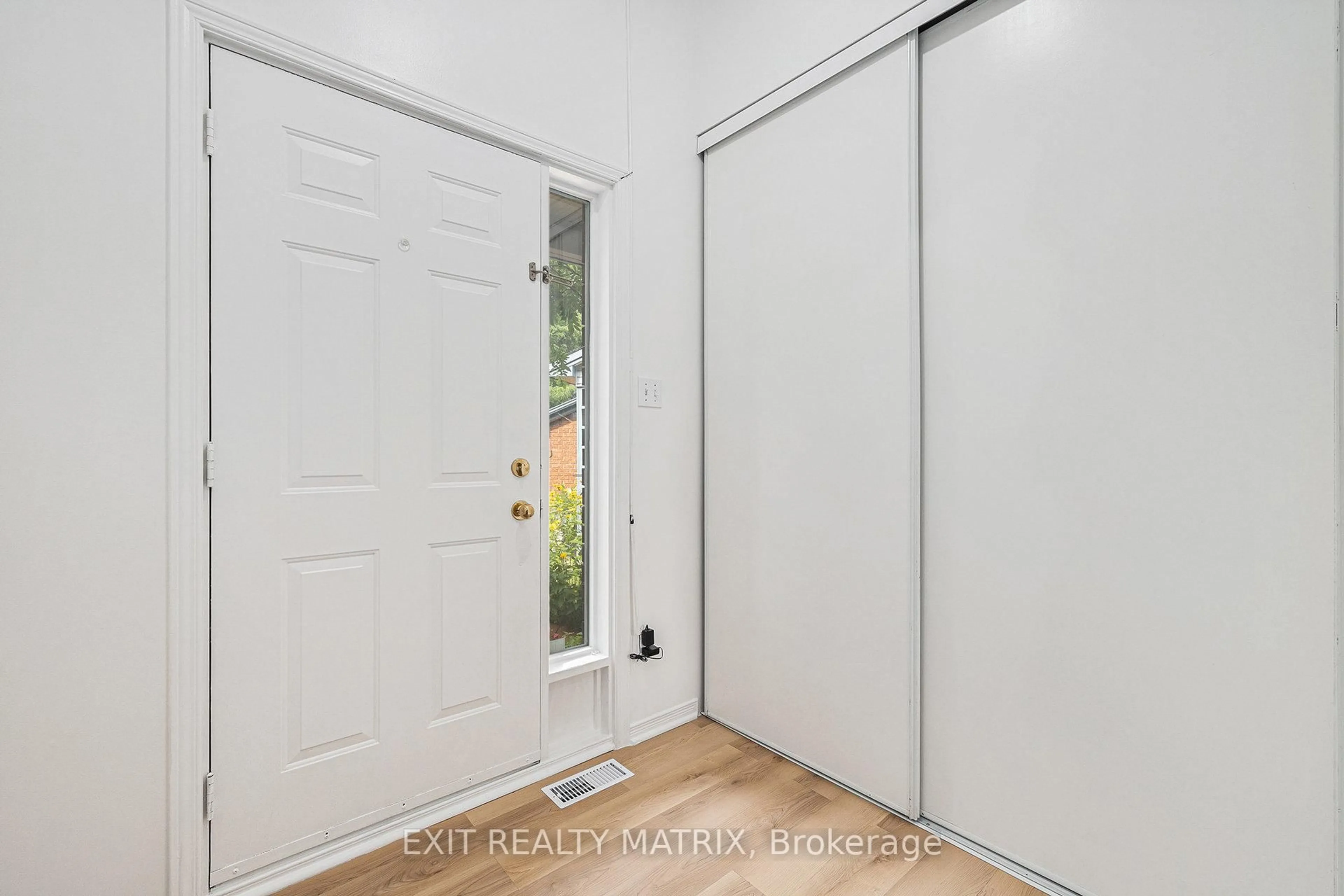 Indoor entryway for 40 Piper Cres, Kanata Ontario K2K 2S8