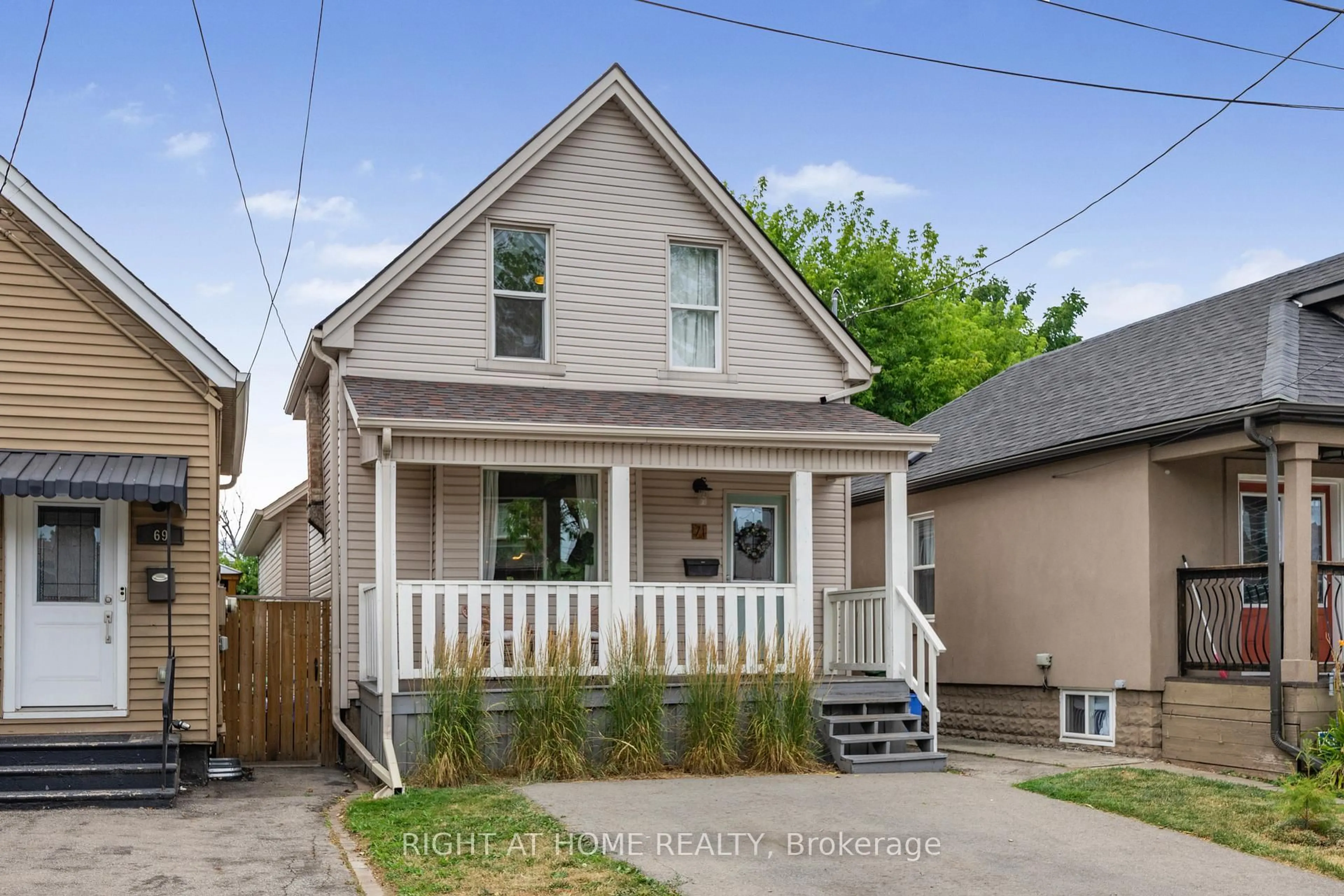 Home with vinyl exterior material, street for 71 Robins Ave, Hamilton Ontario L8H 4N3