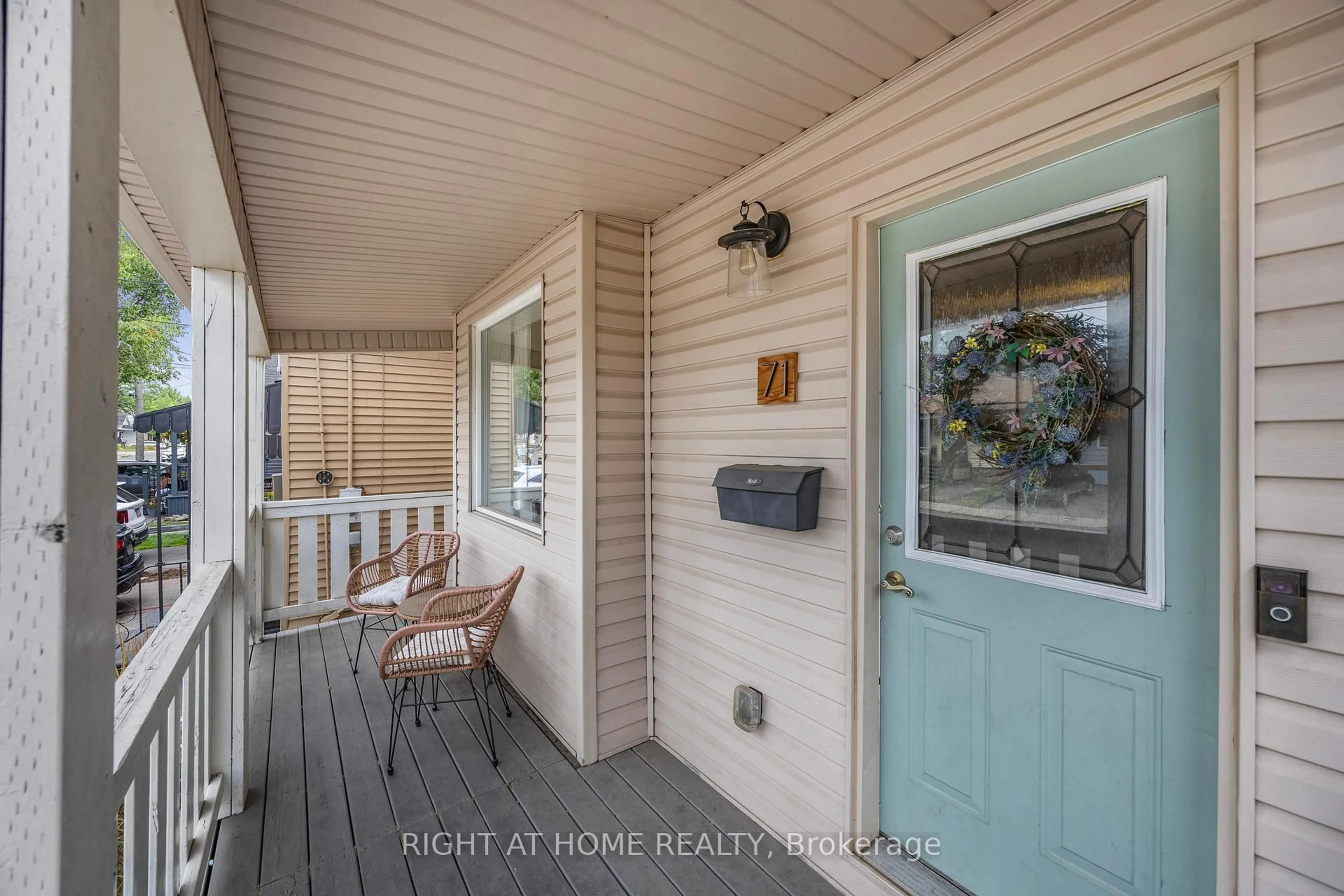 Indoor entryway for 71 Robins Ave, Hamilton Ontario L8H 4N3