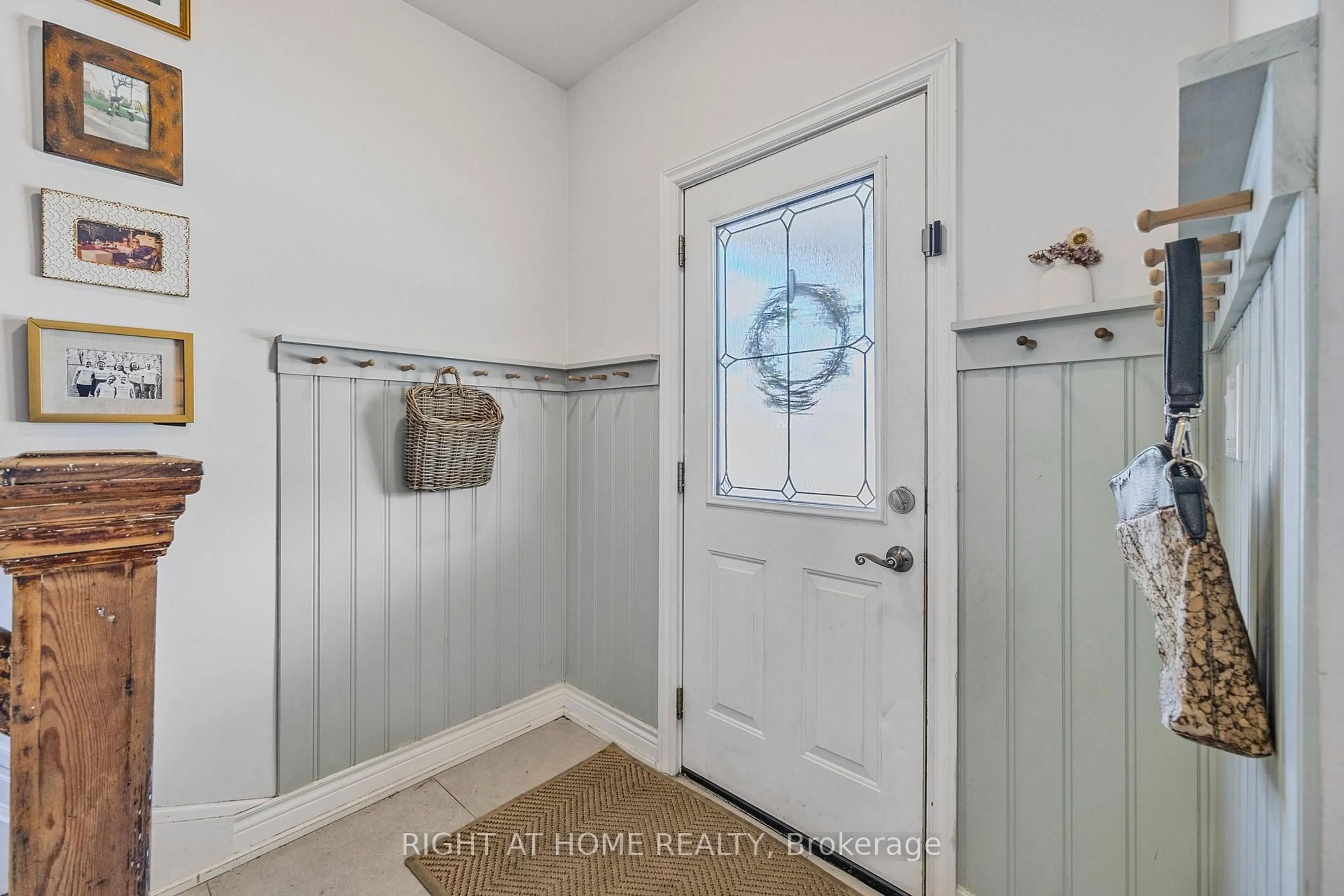 Indoor entryway for 71 Robins Ave, Hamilton Ontario L8H 4N3