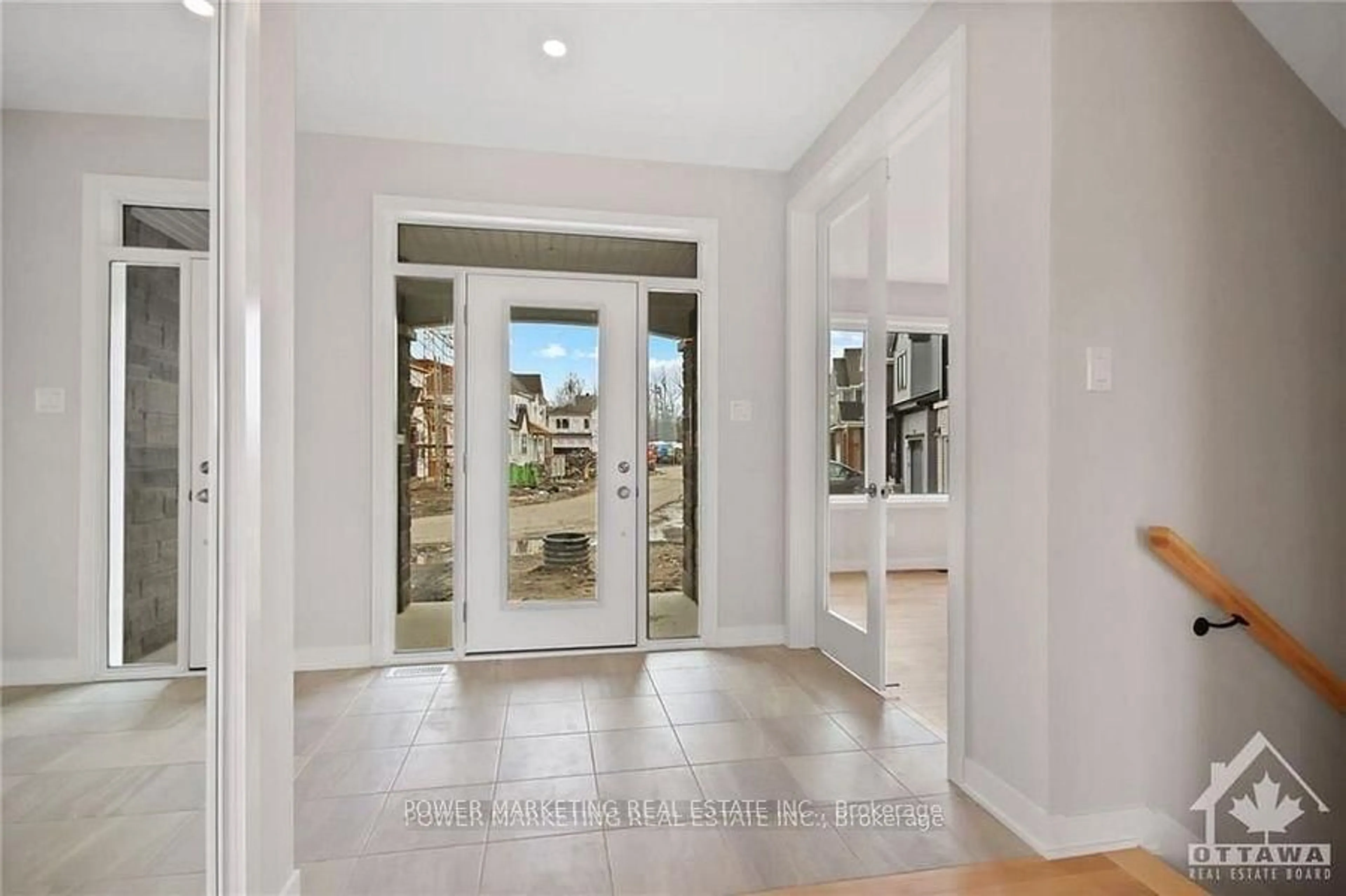 Indoor entryway for 288 APPALACHIAN Circ, Ottawa Ontario K2J 6X2