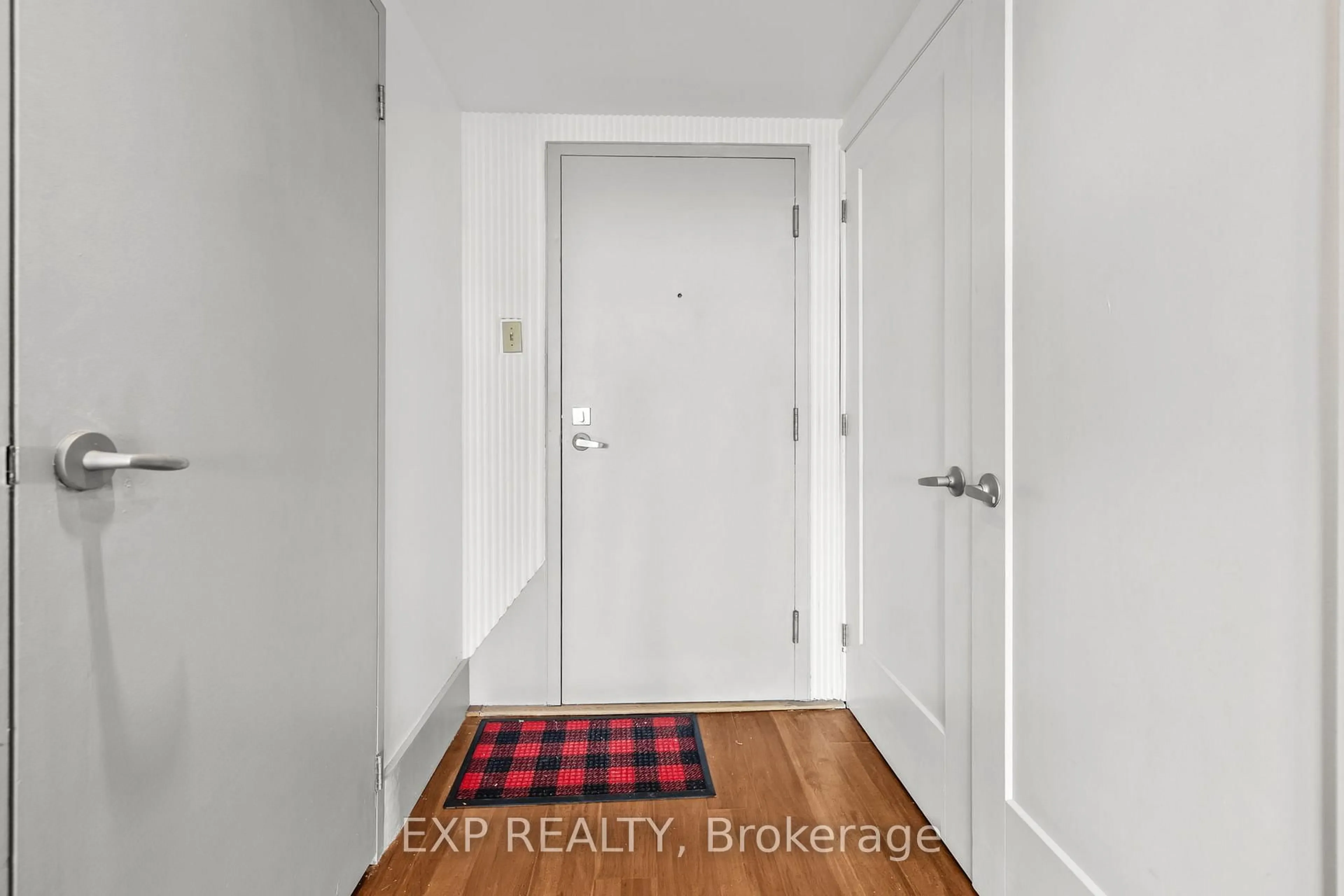 Indoor entryway for 1500 Riverside Dr #606, Ottawa Ontario K1G 4J4