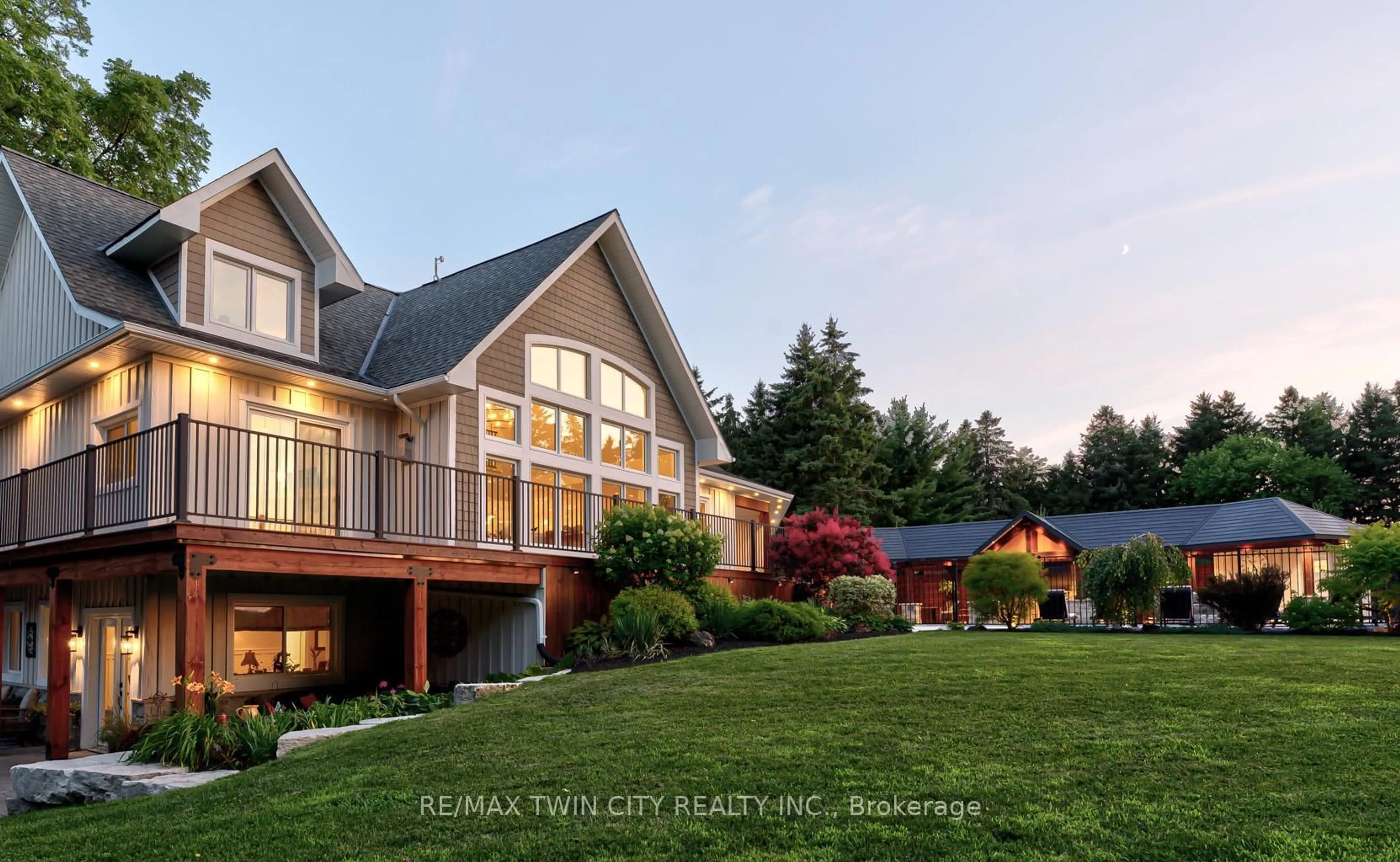 Home with vinyl exterior material, mountain view for 2194 Bleams Rd, Wilmot Ontario N0B 2H0