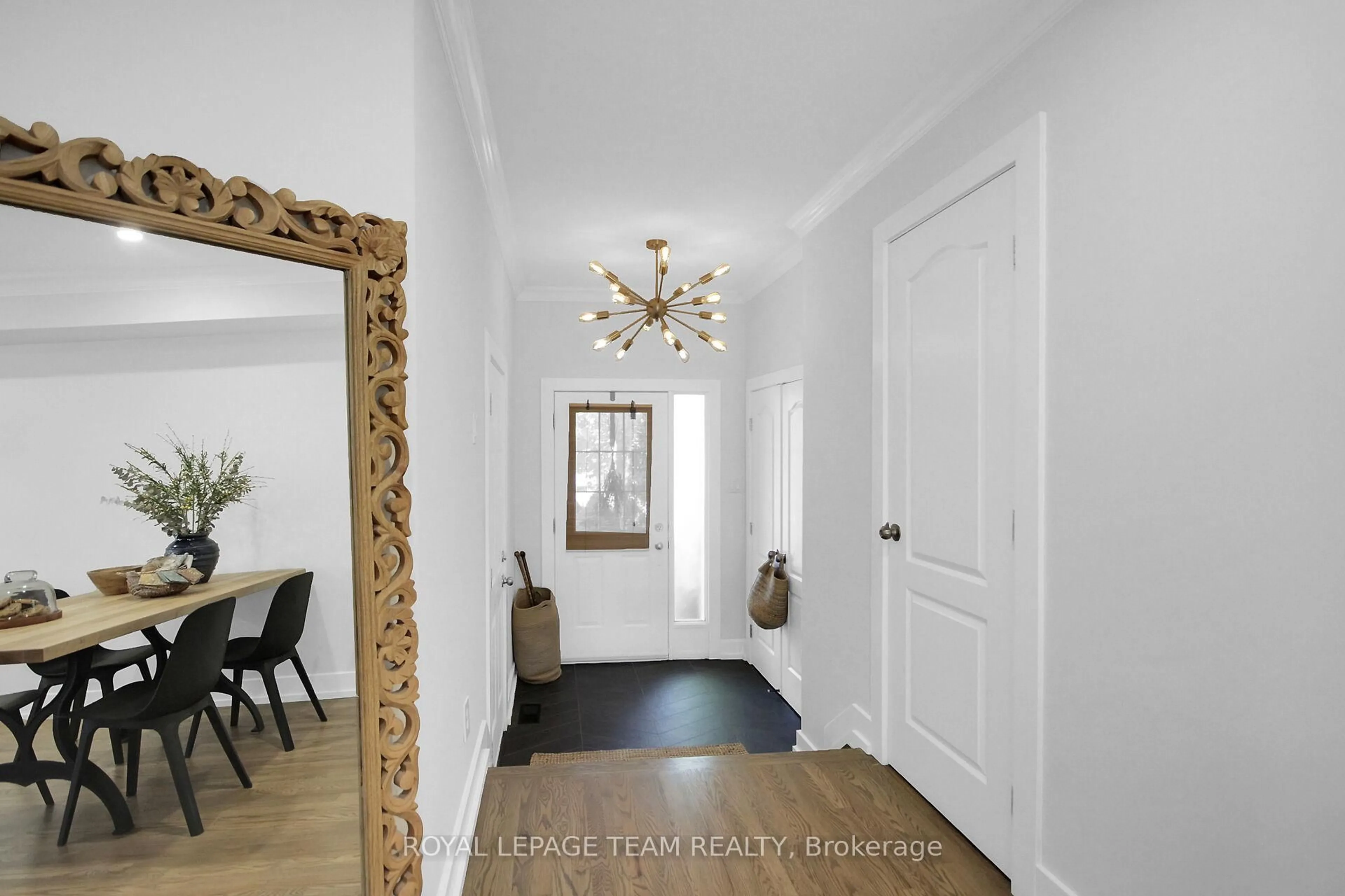 Indoor entryway for 112 Talltree Cres, Ottawa Ontario K2S 0A9