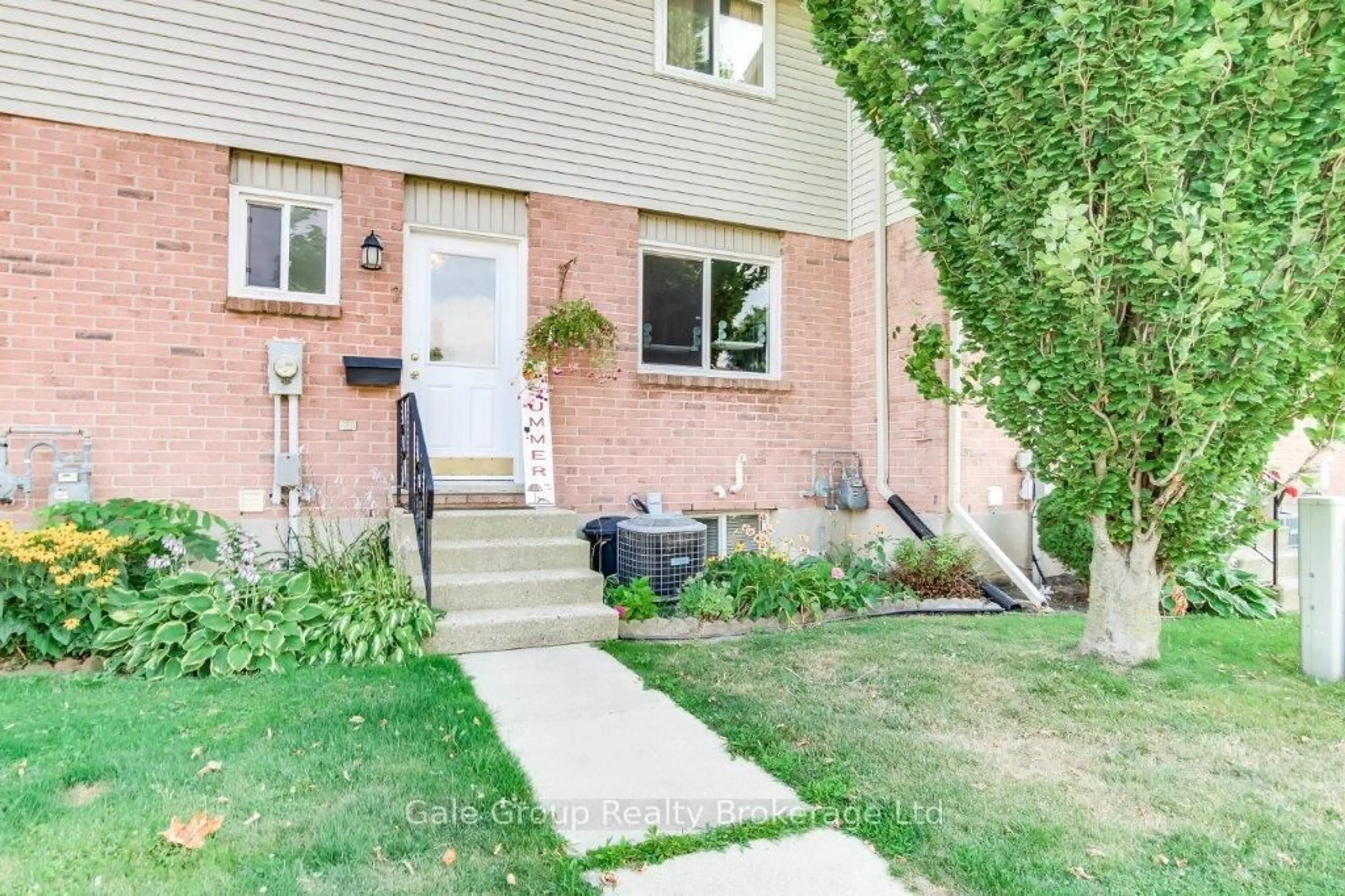 Patio, street for 458 Springbank Ave #7, Woodstock Ontario N4T 1K4