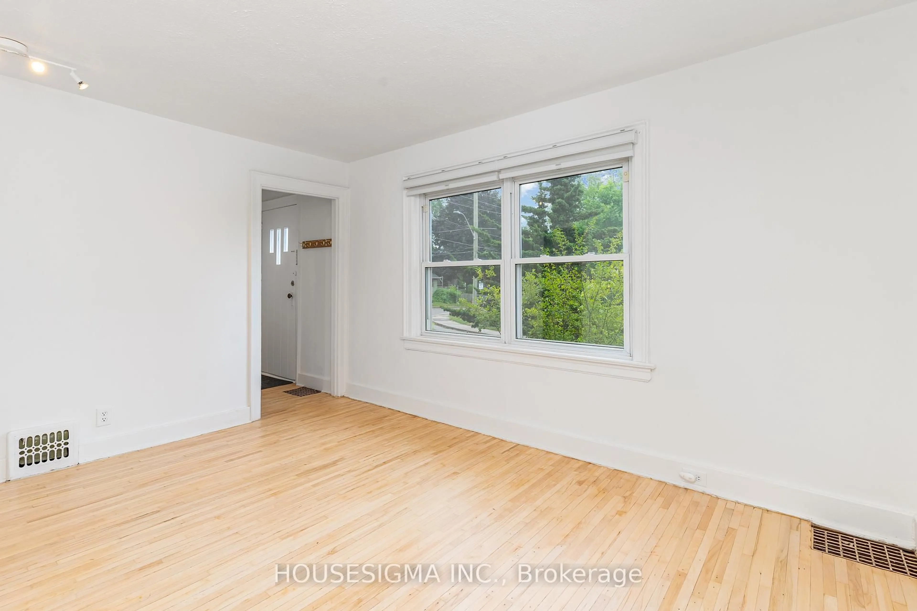 A pic of a room for 225 Bowman St, Hamilton Ontario L8S 2T9