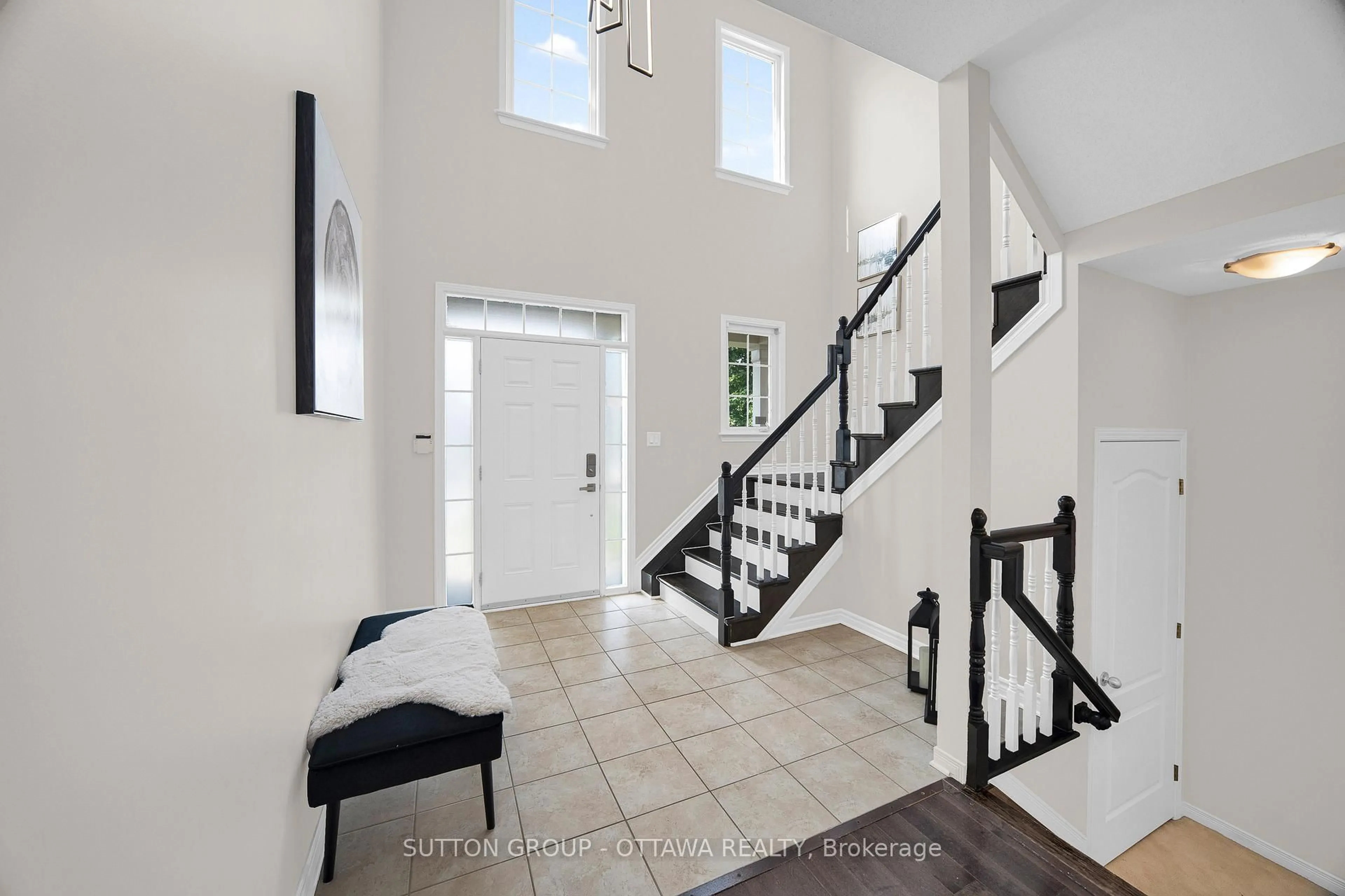 Indoor entryway for 151 Windance Cres, Ottawa Ontario K2W 0A6