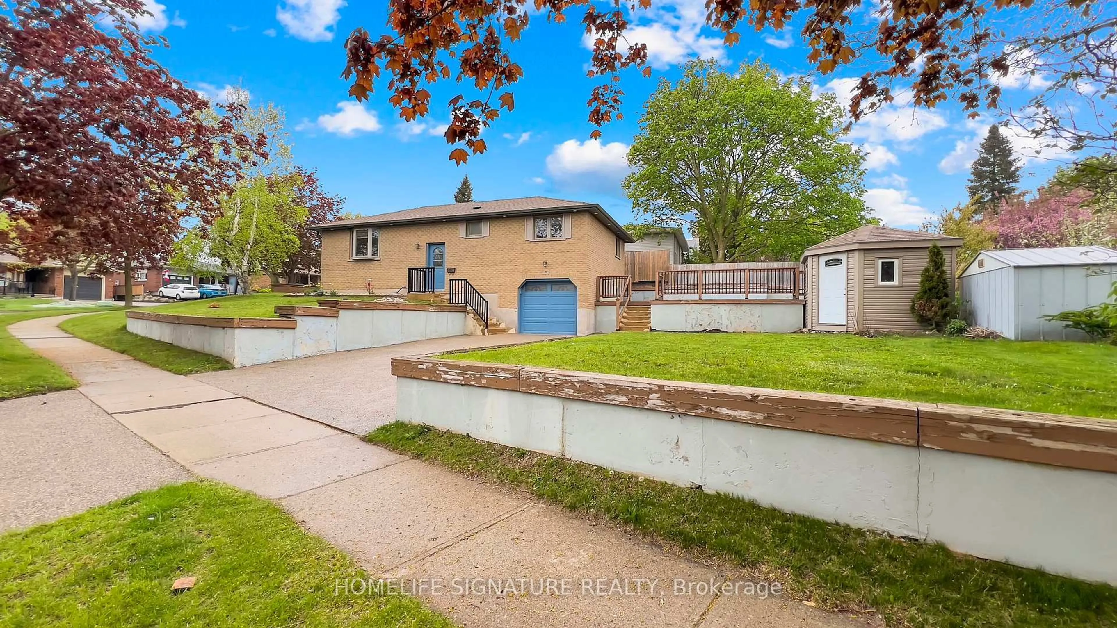 A pic from outside/outdoor area/front of a property/back of a property/a pic from drone, street for 152 Anvil St, Kitchener Ontario N2P 1Y3
