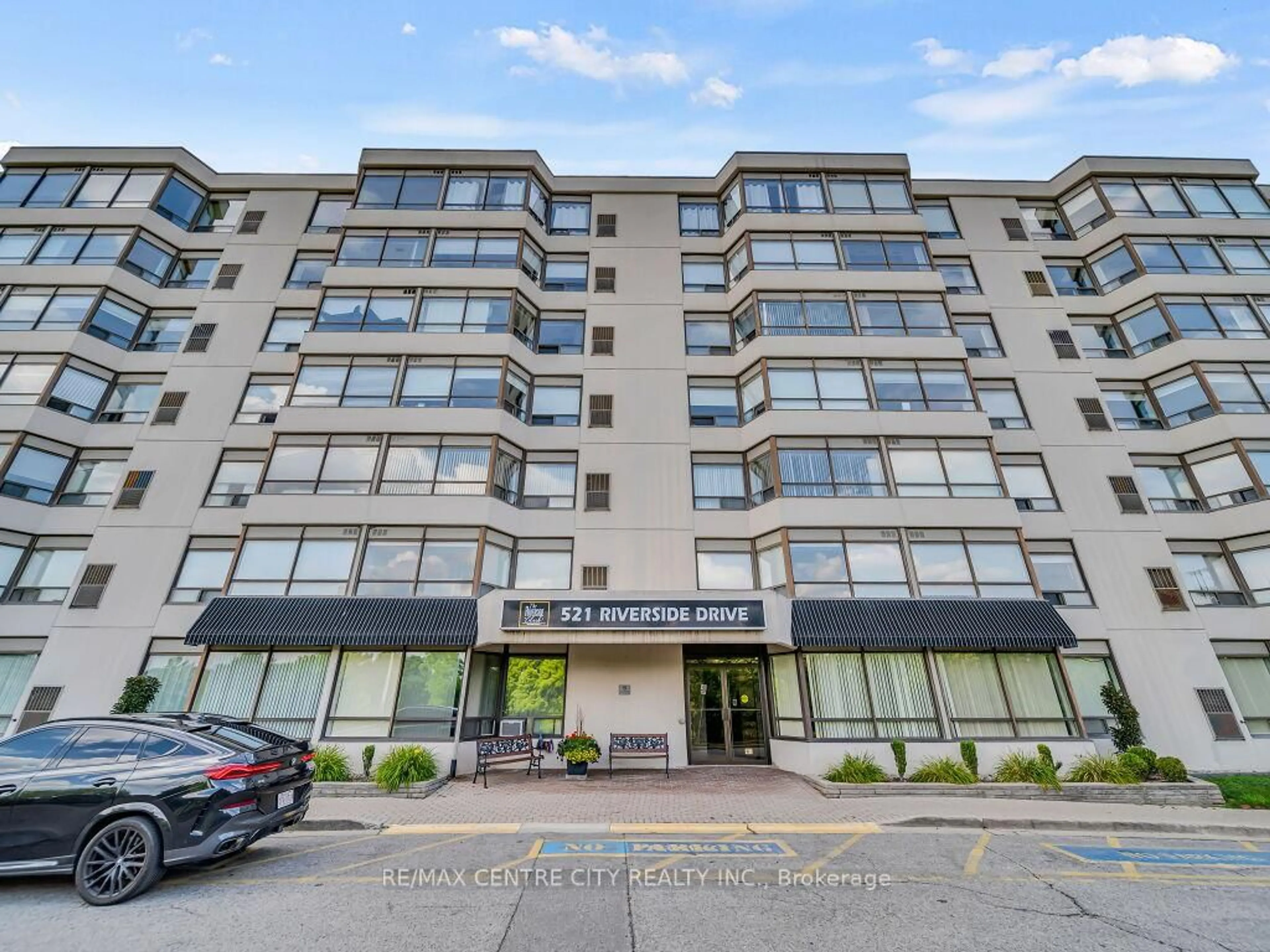 Indoor foyer for 521 Riverside Dr #611, London North Ontario N5H 5E2