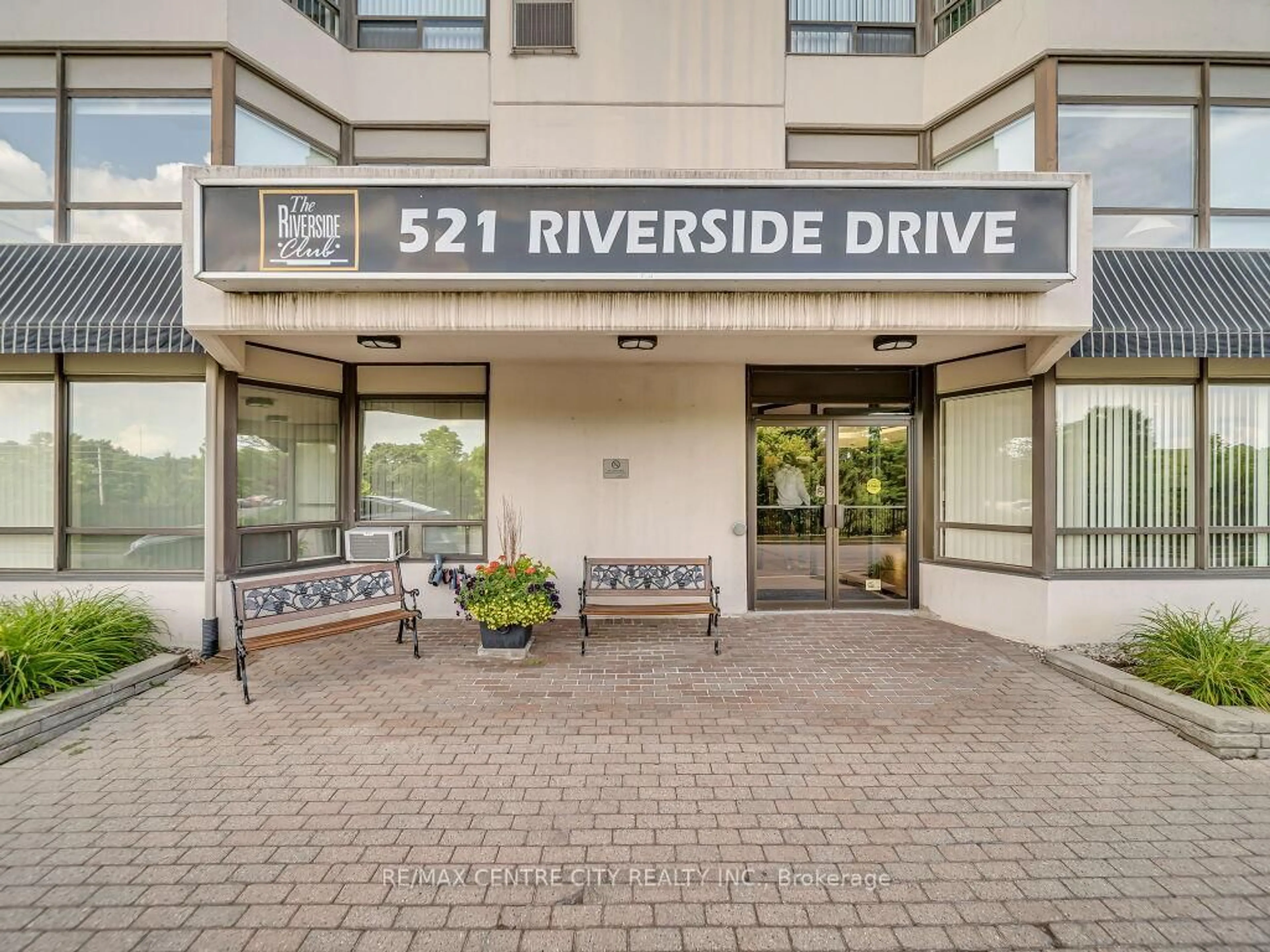 Indoor foyer for 521 Riverside Dr #611, London North Ontario N5H 5E2