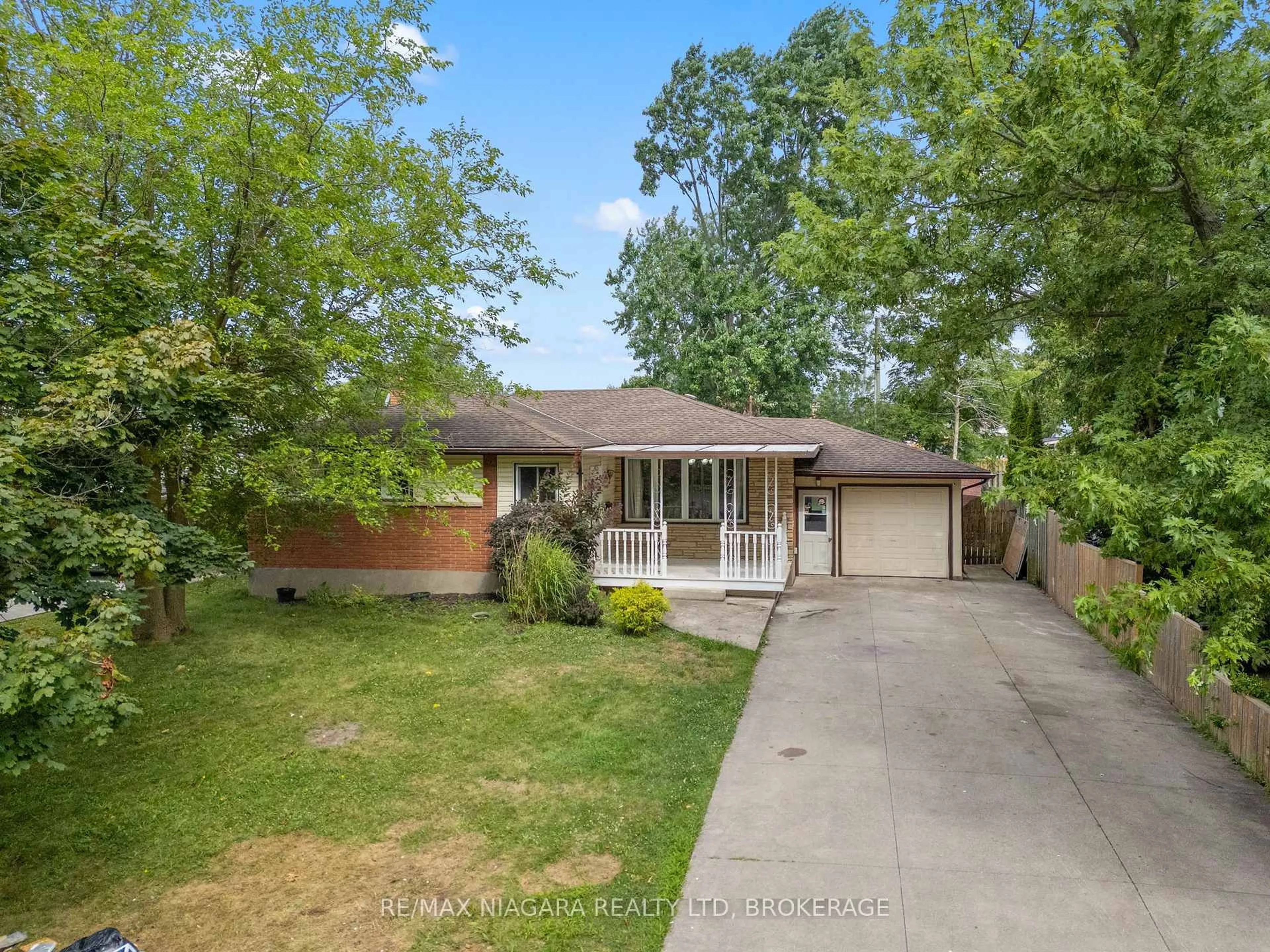 A pic from outside/outdoor area/front of a property/back of a property/a pic from drone, street for 4107 Campbell Ave, Niagara Falls Ontario L2G 6R3