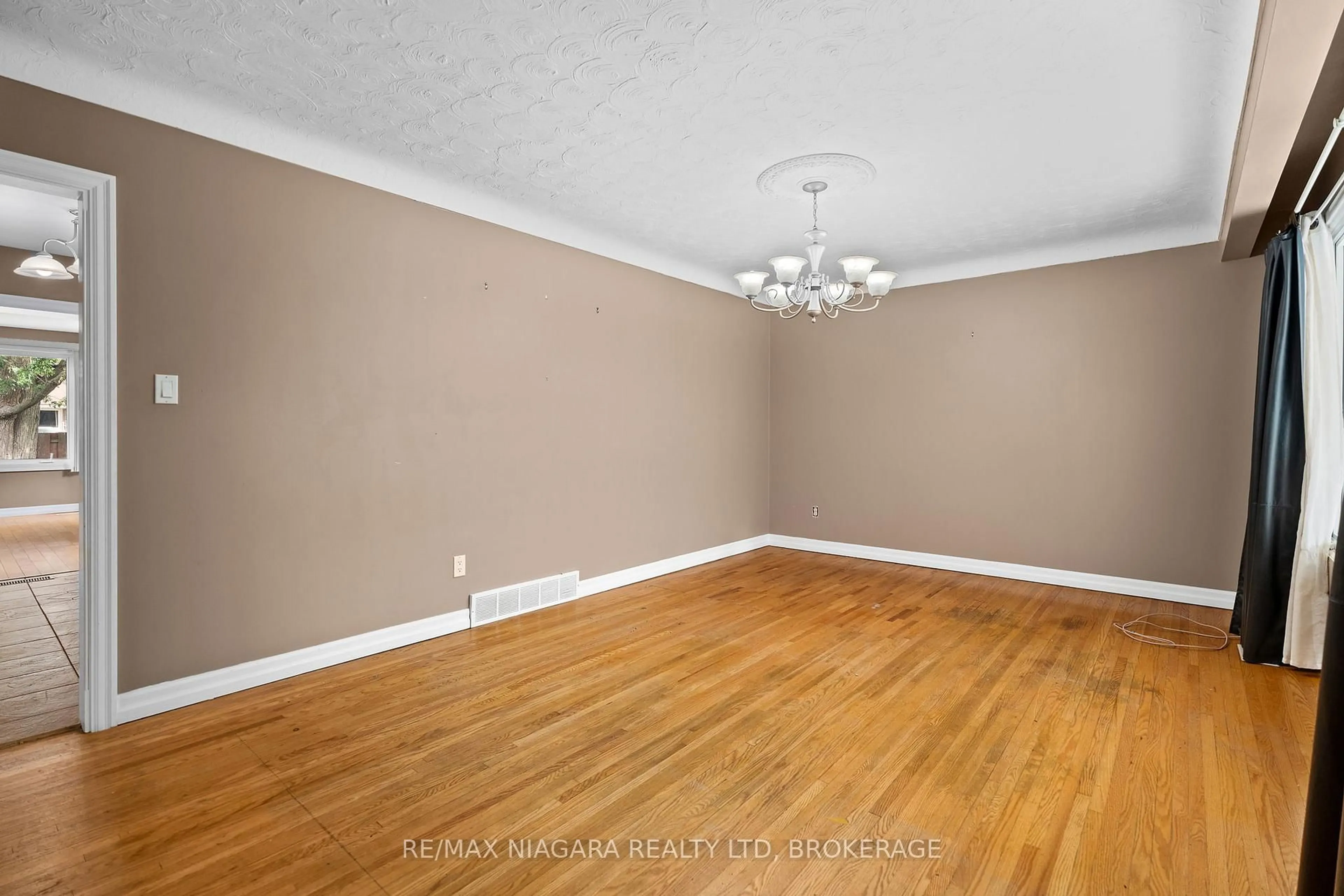 A pic of a room for 4107 Campbell Ave, Niagara Falls Ontario L2G 6R3