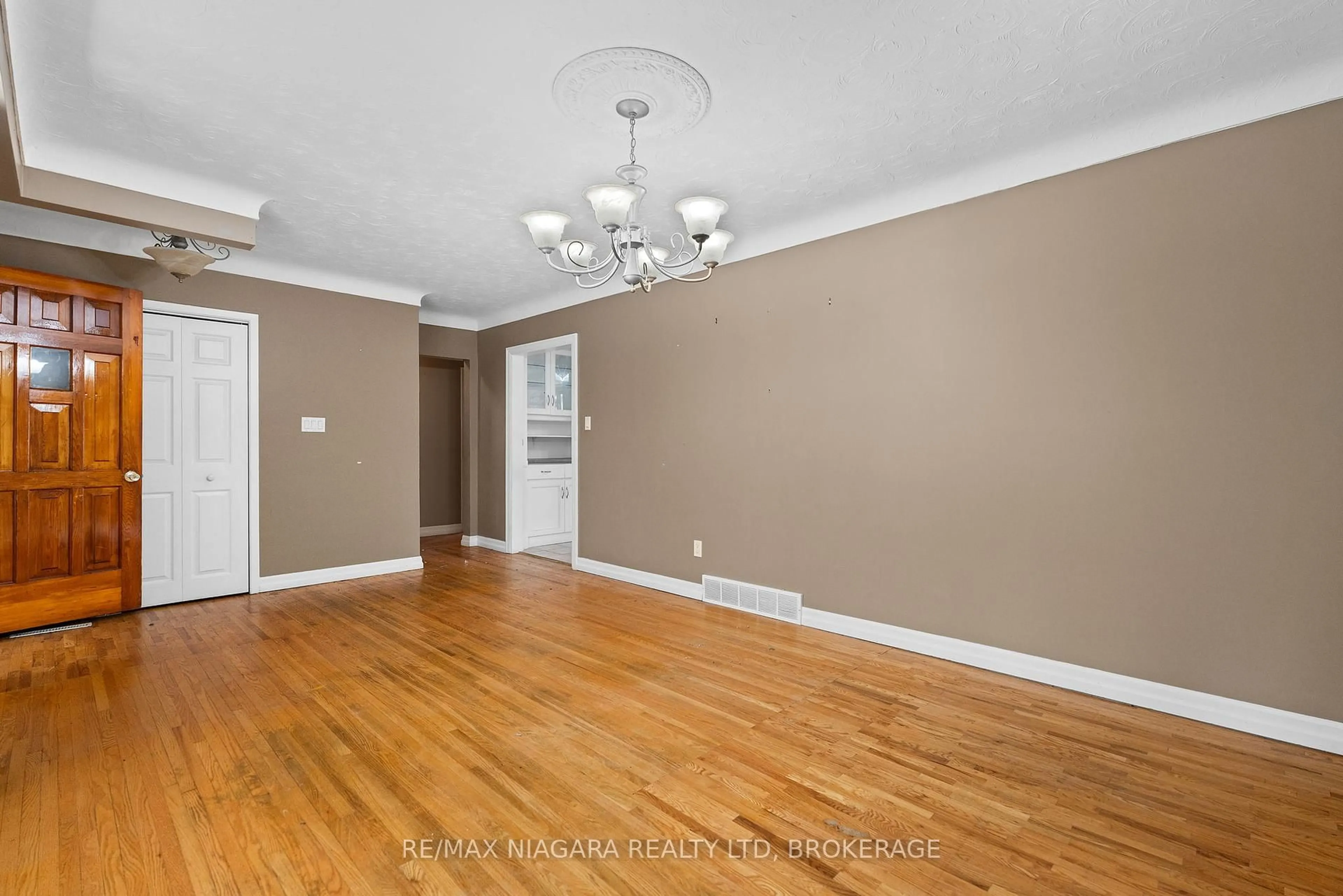 A pic of a room for 4107 Campbell Ave, Niagara Falls Ontario L2G 6R3