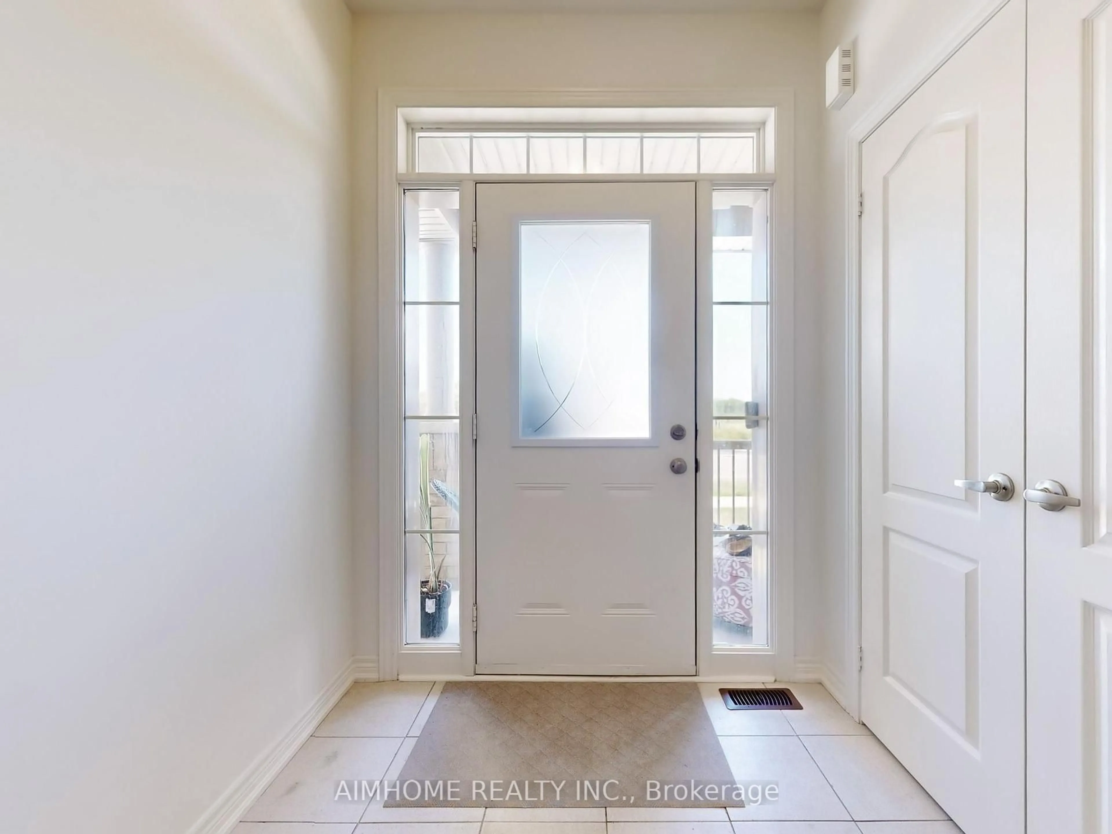 Indoor entryway for 407 Skinner Rd, Hamilton Ontario L8B 1Z7