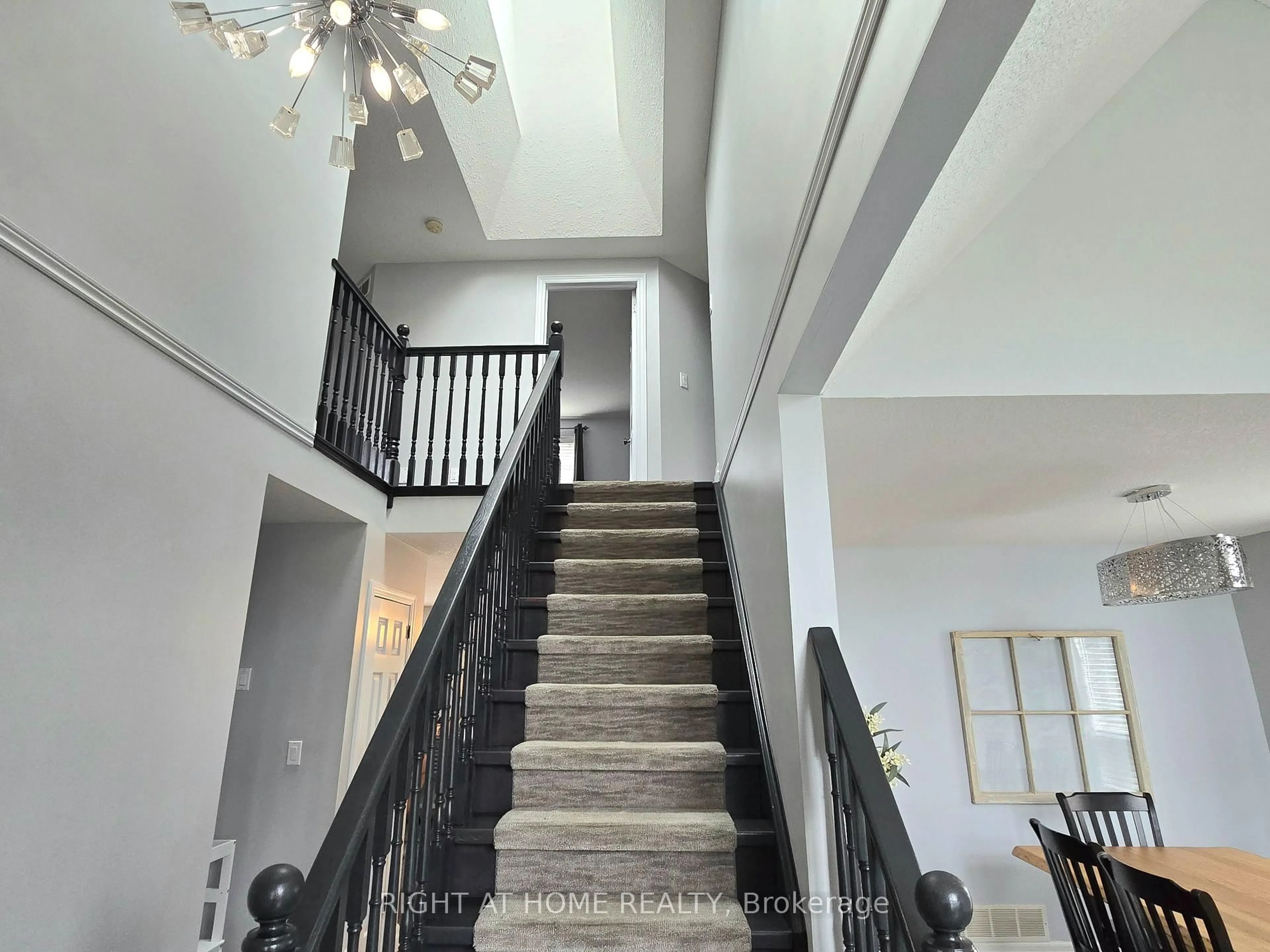 Indoor foyer for 520 Pine Hollow Crt, Kitchener Ontario N2R 1T3